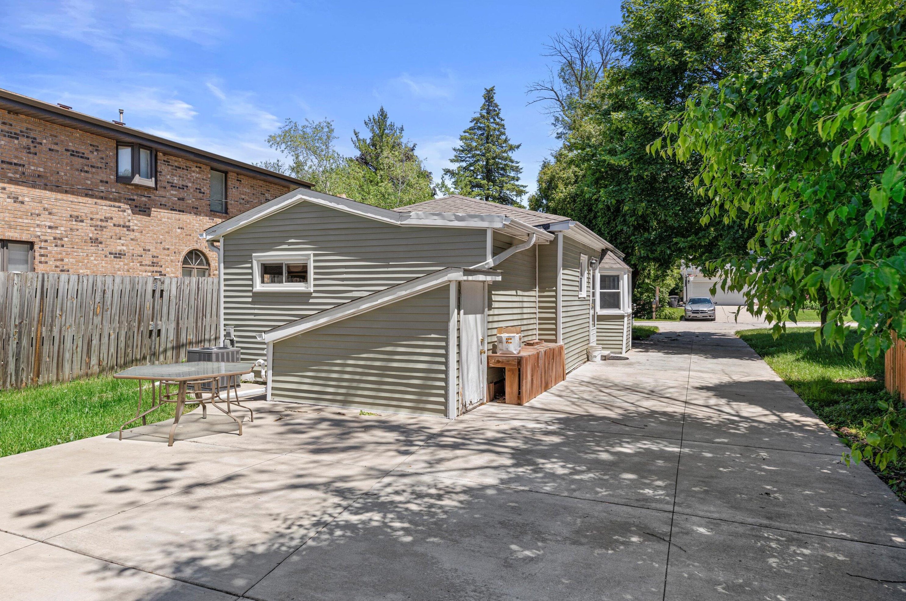 4261 97, Milwaukee WI 53228-2164 exterior