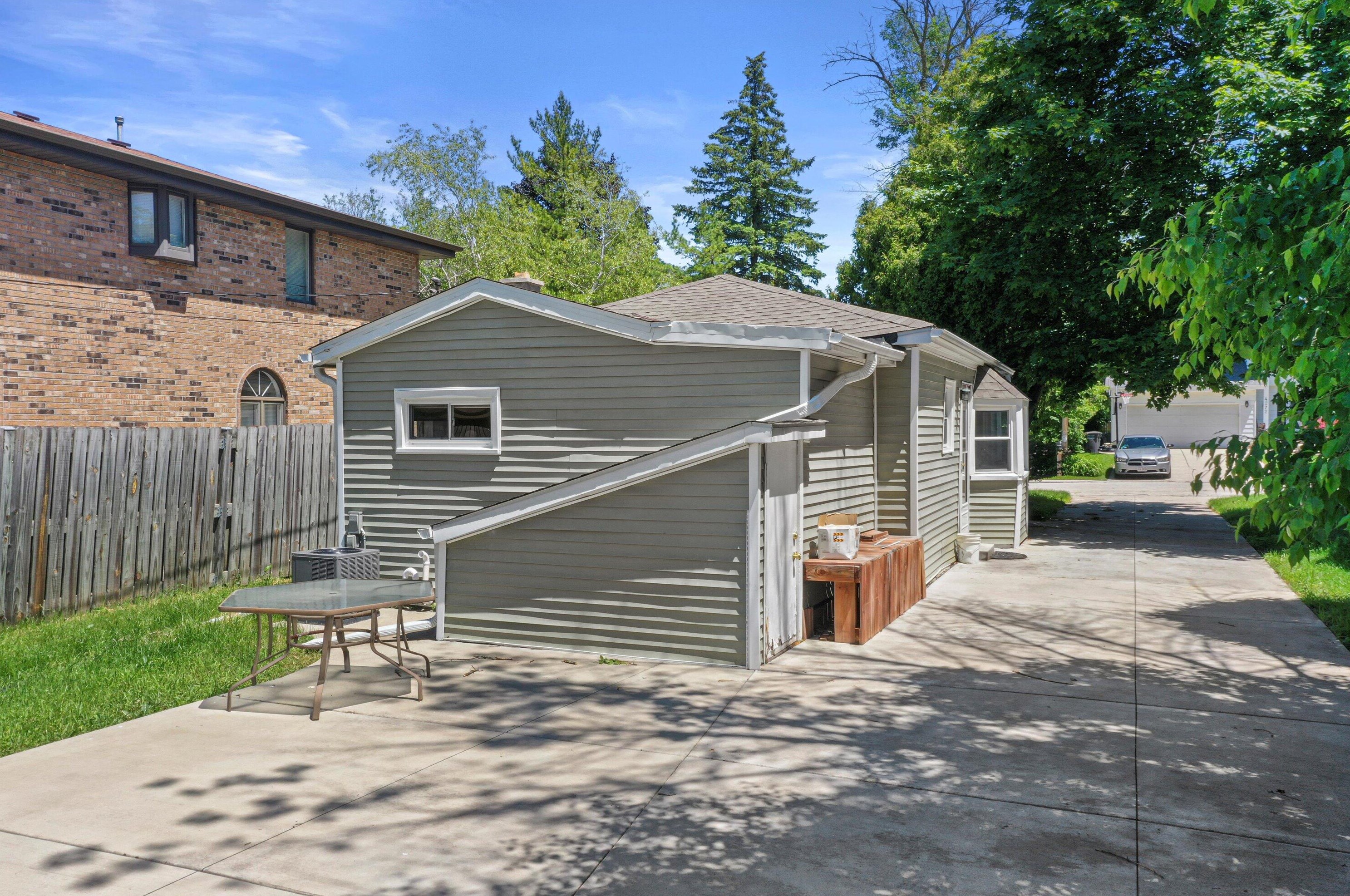 4261 97, Milwaukee WI 53228-2164 exterior