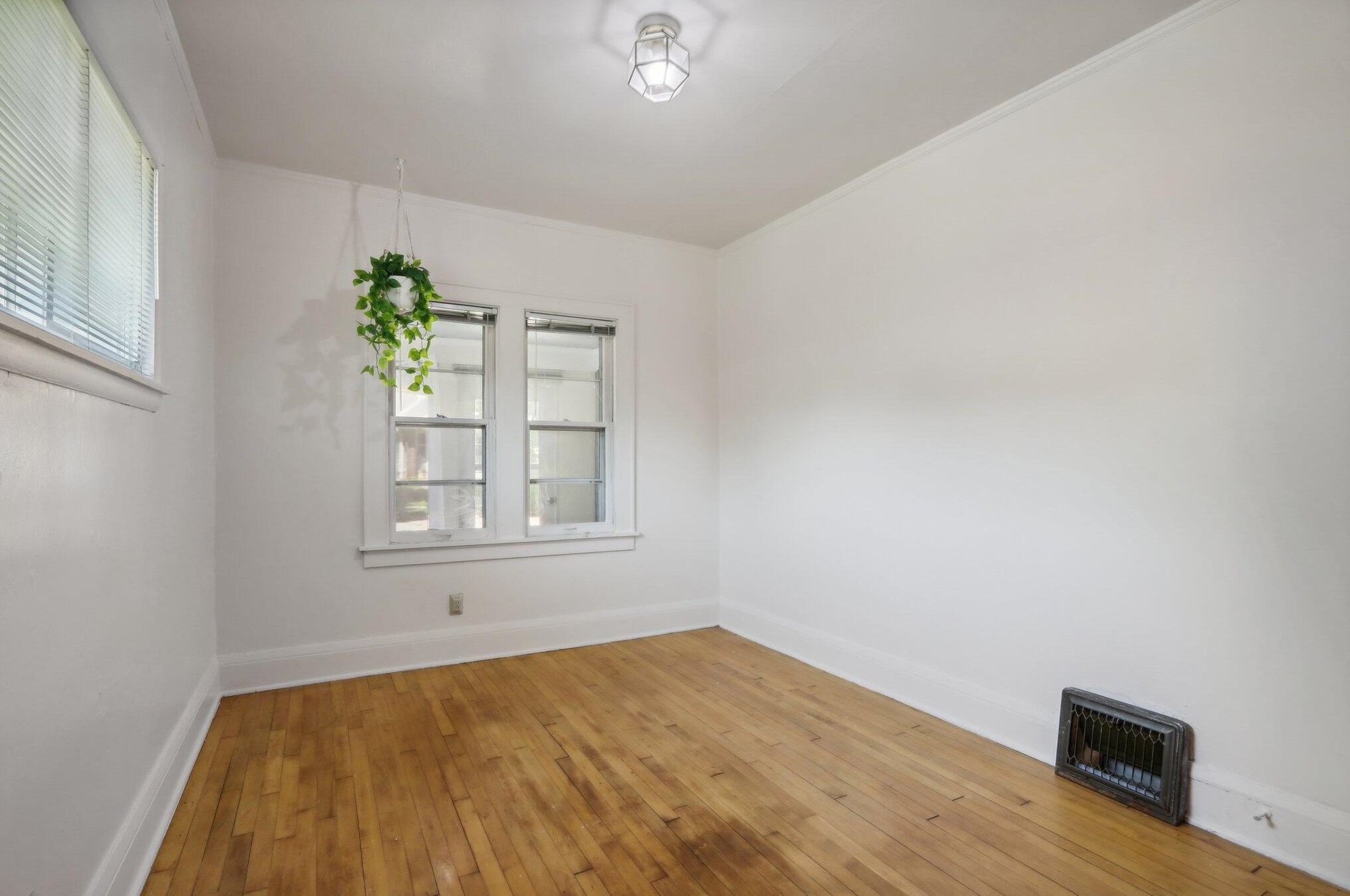 2025 Fernwood Ave, Milwaukee WI 53207-3174 exterior