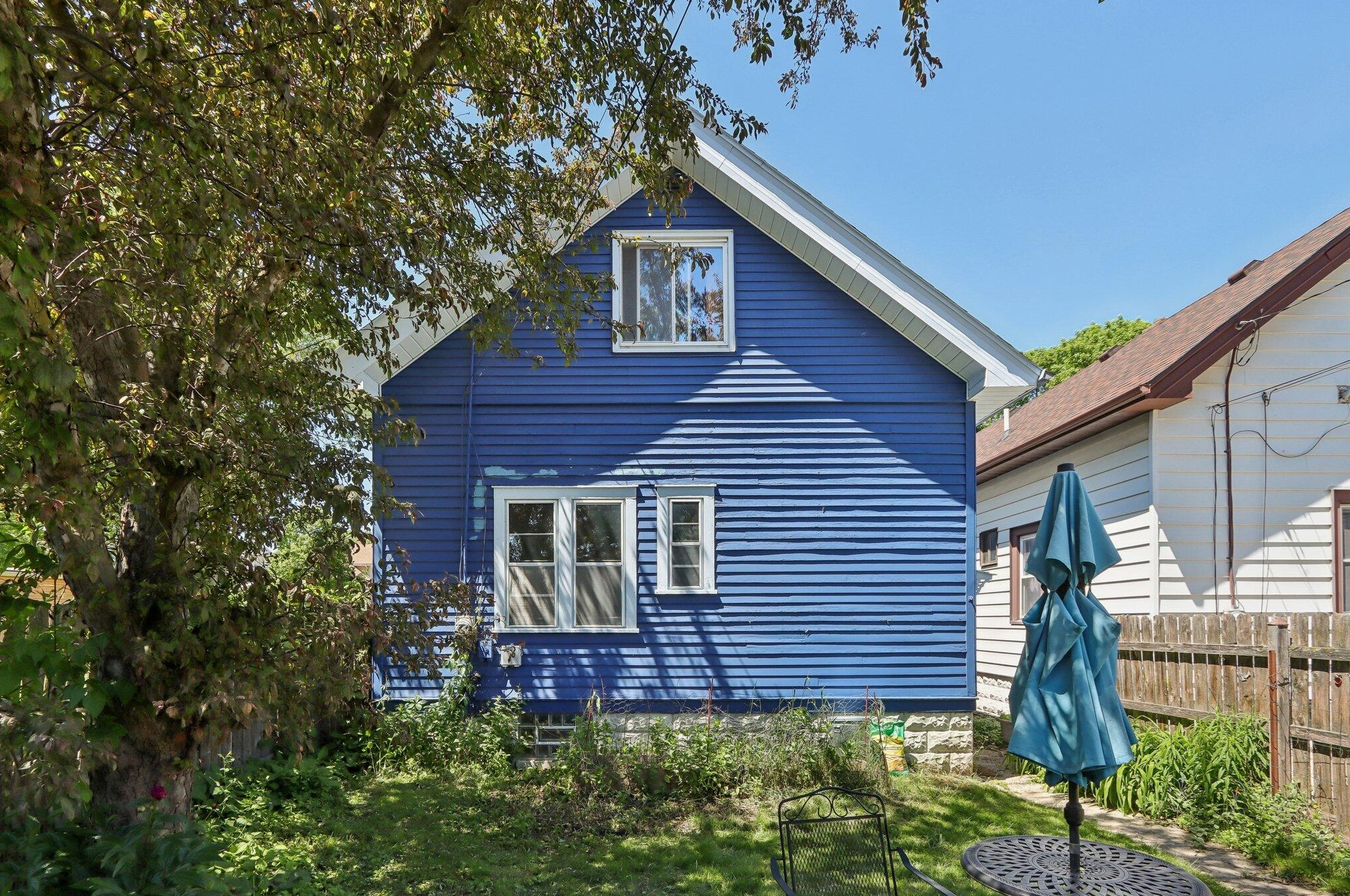 2025 Fernwood Ave, Milwaukee WI 53207-3174 exterior