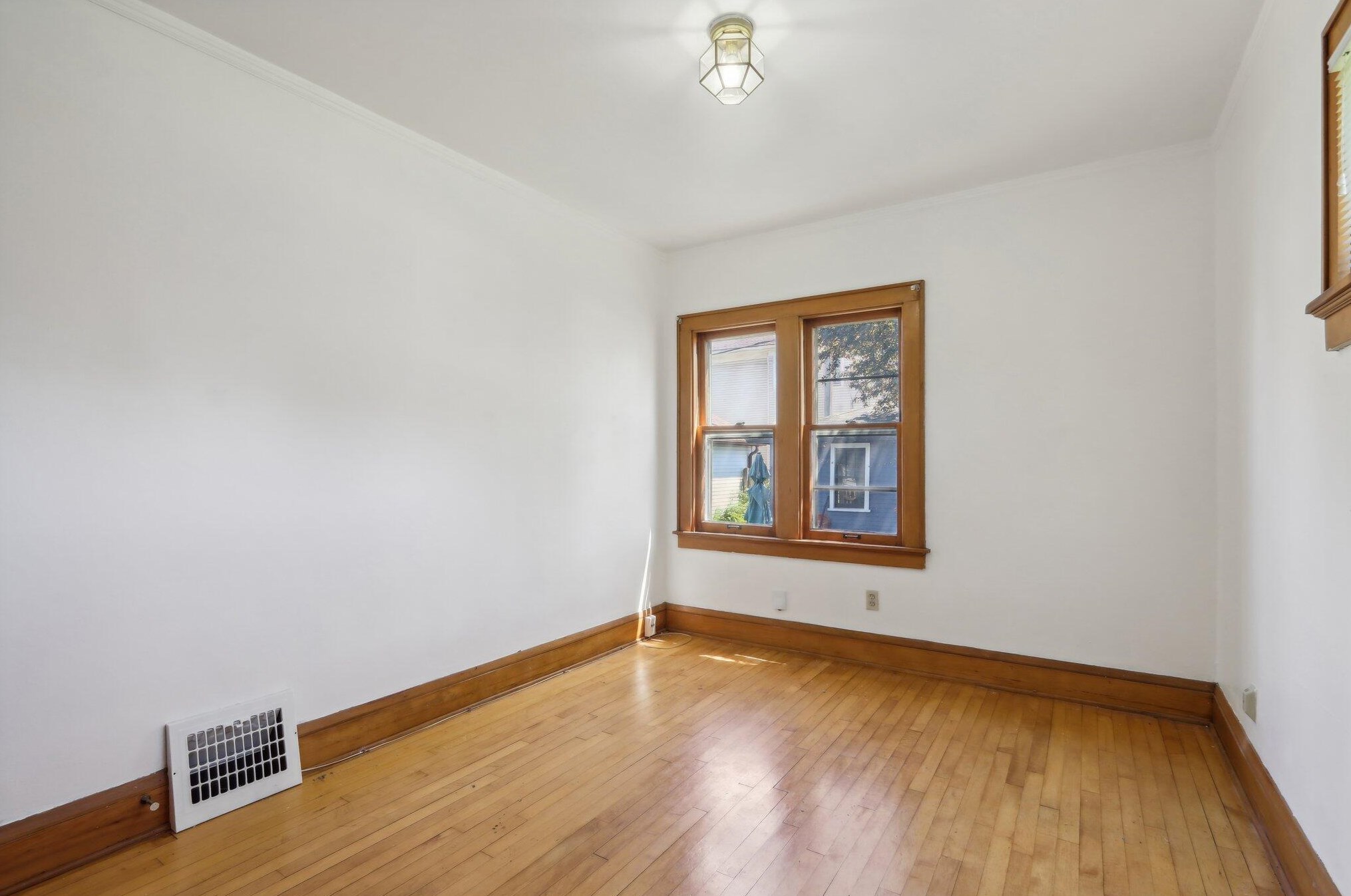 2025 Fernwood Ave, Milwaukee WI 53207-3174 exterior