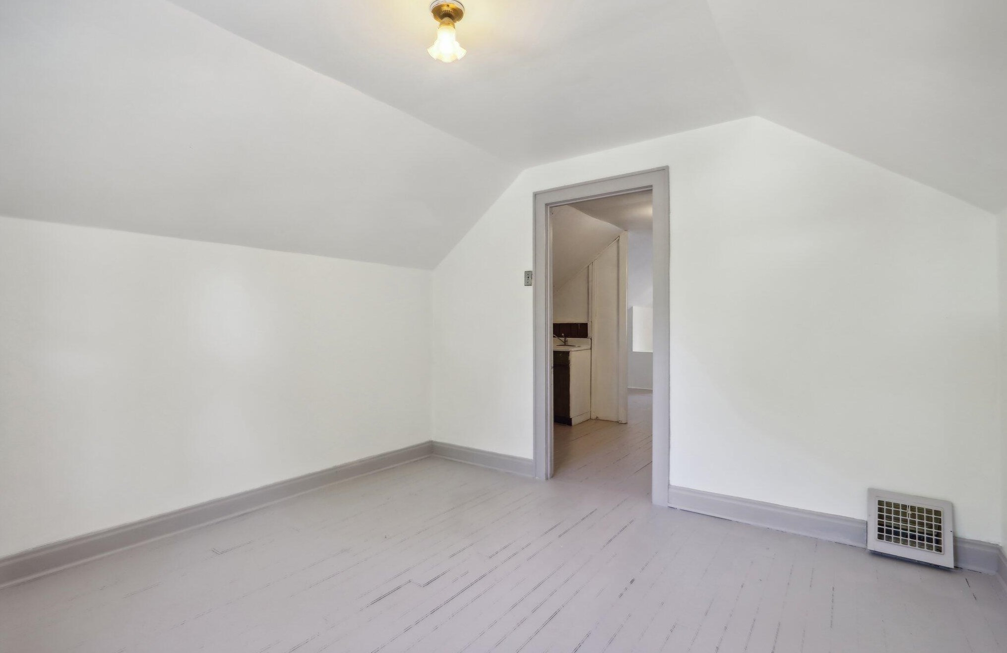 2025 Fernwood Ave, Milwaukee WI 53207-3174 exterior