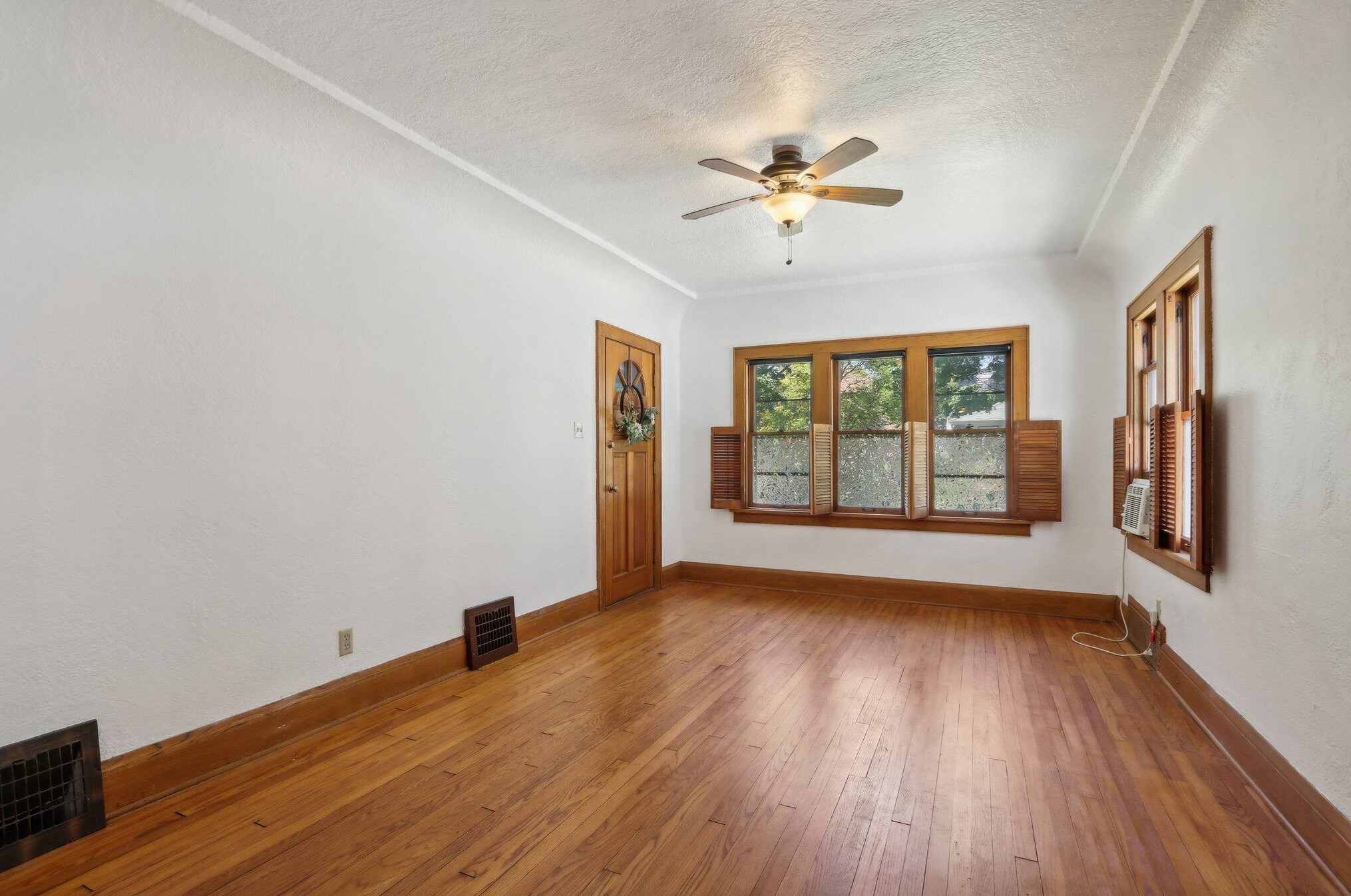 2025 Fernwood Ave, Milwaukee WI 53207-3174 exterior