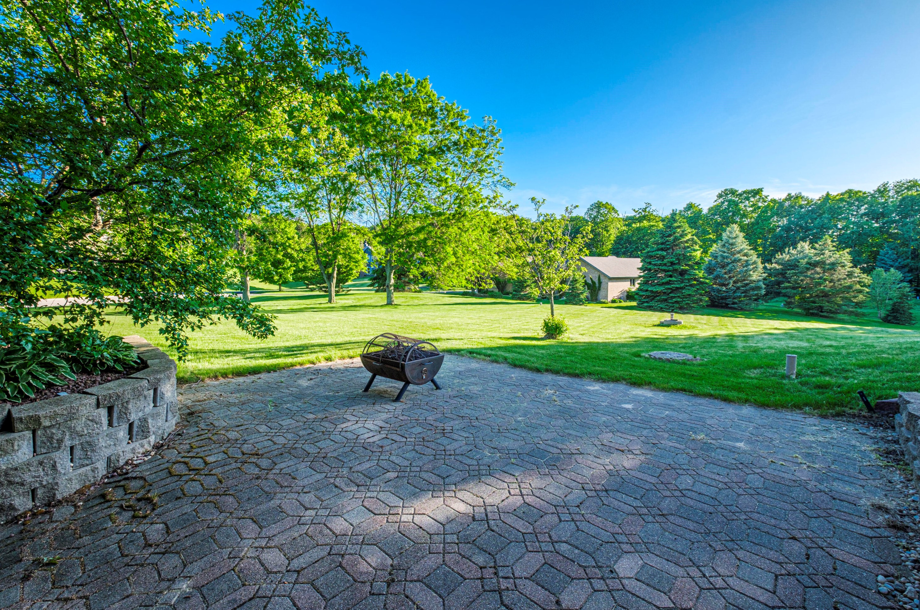 733 Charolais Dr, Slinger WI 53086-9313 exterior