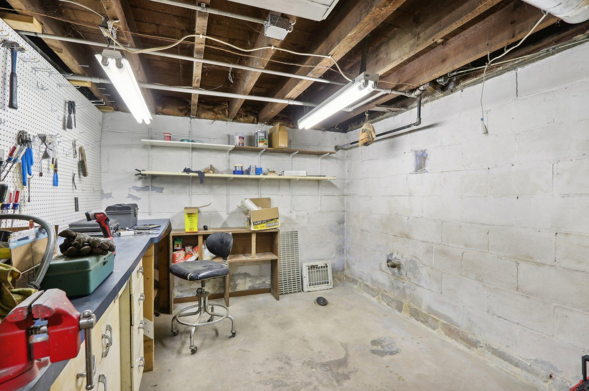 1019 Kewaunee St, Milwaukee WI 53202-2113 exterior