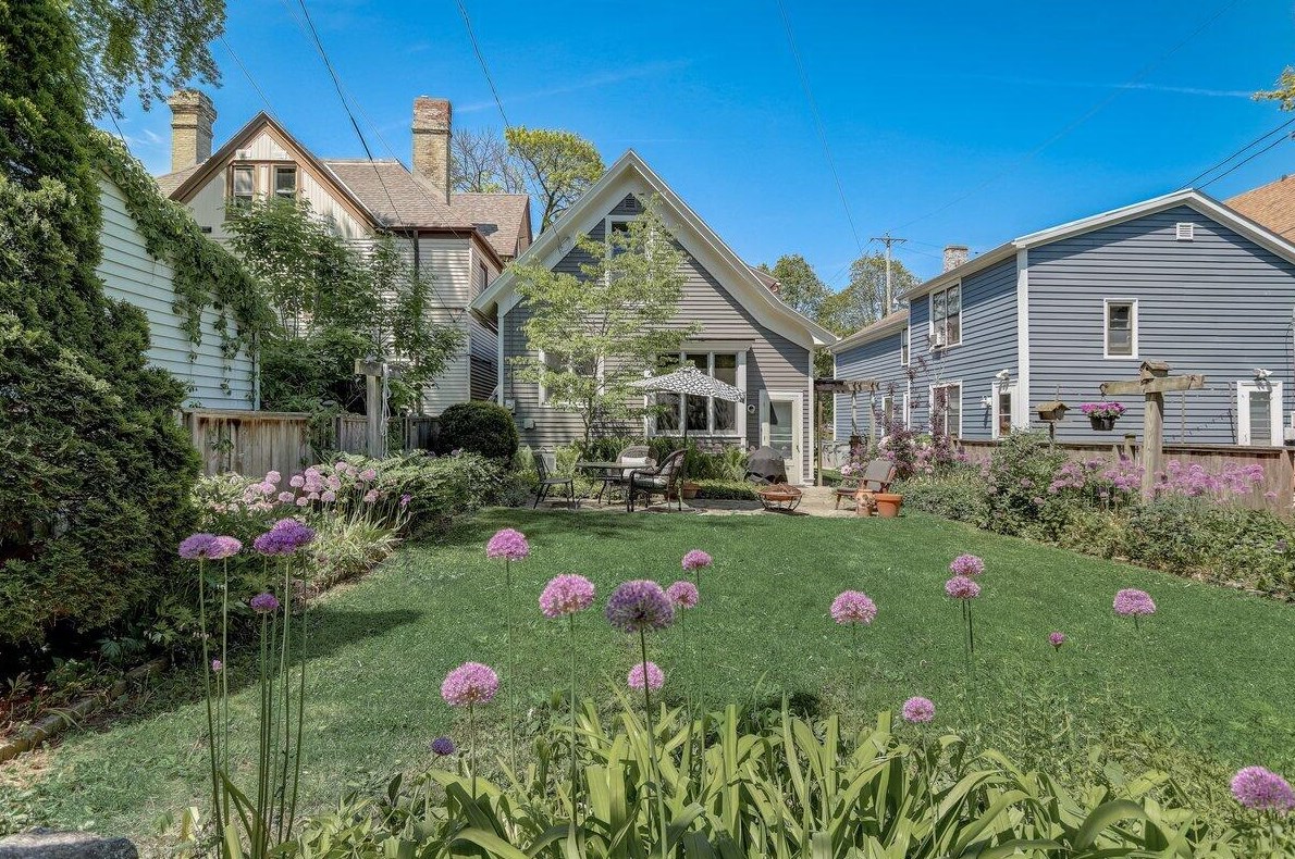 1019 Kewaunee St, Milwaukee WI 53202-2113 exterior