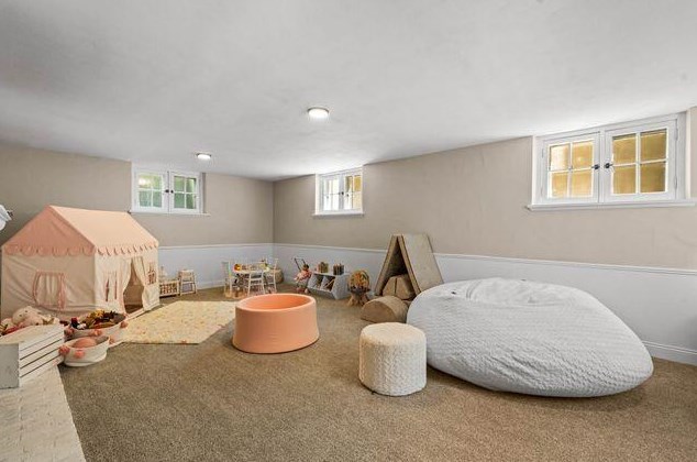 728 Juniper Ln, Milwaukee WI 53209-2148 exterior