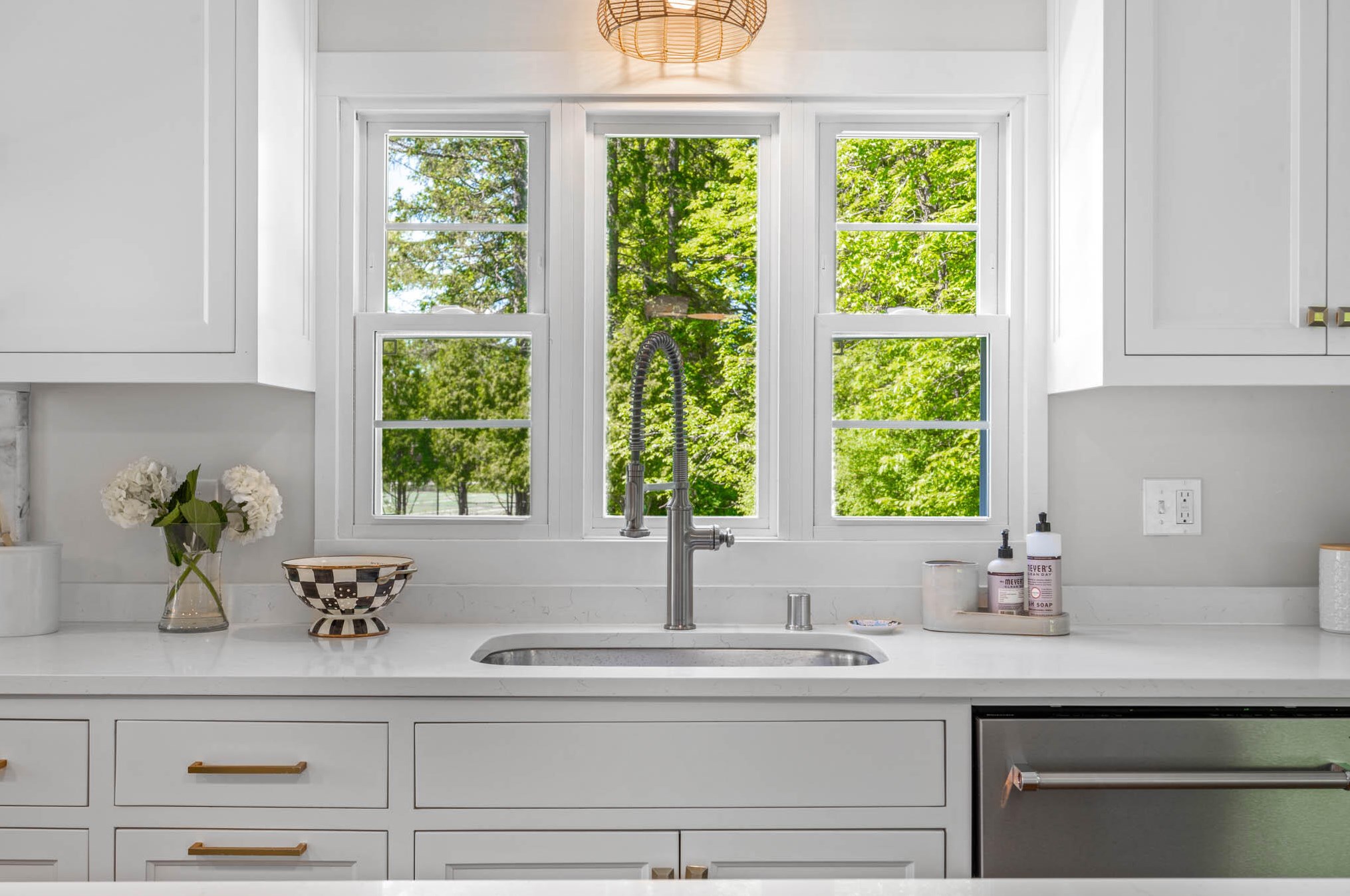 728 Juniper Ln, Milwaukee WI 53209-2148 exterior