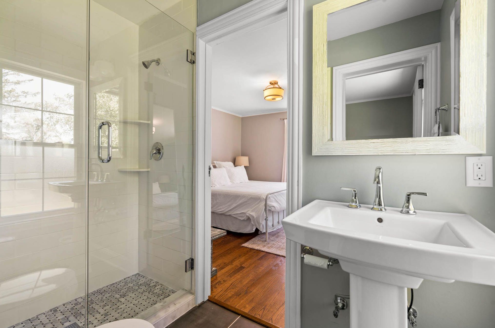 728 Juniper Ln, Milwaukee WI 53209-2148 exterior