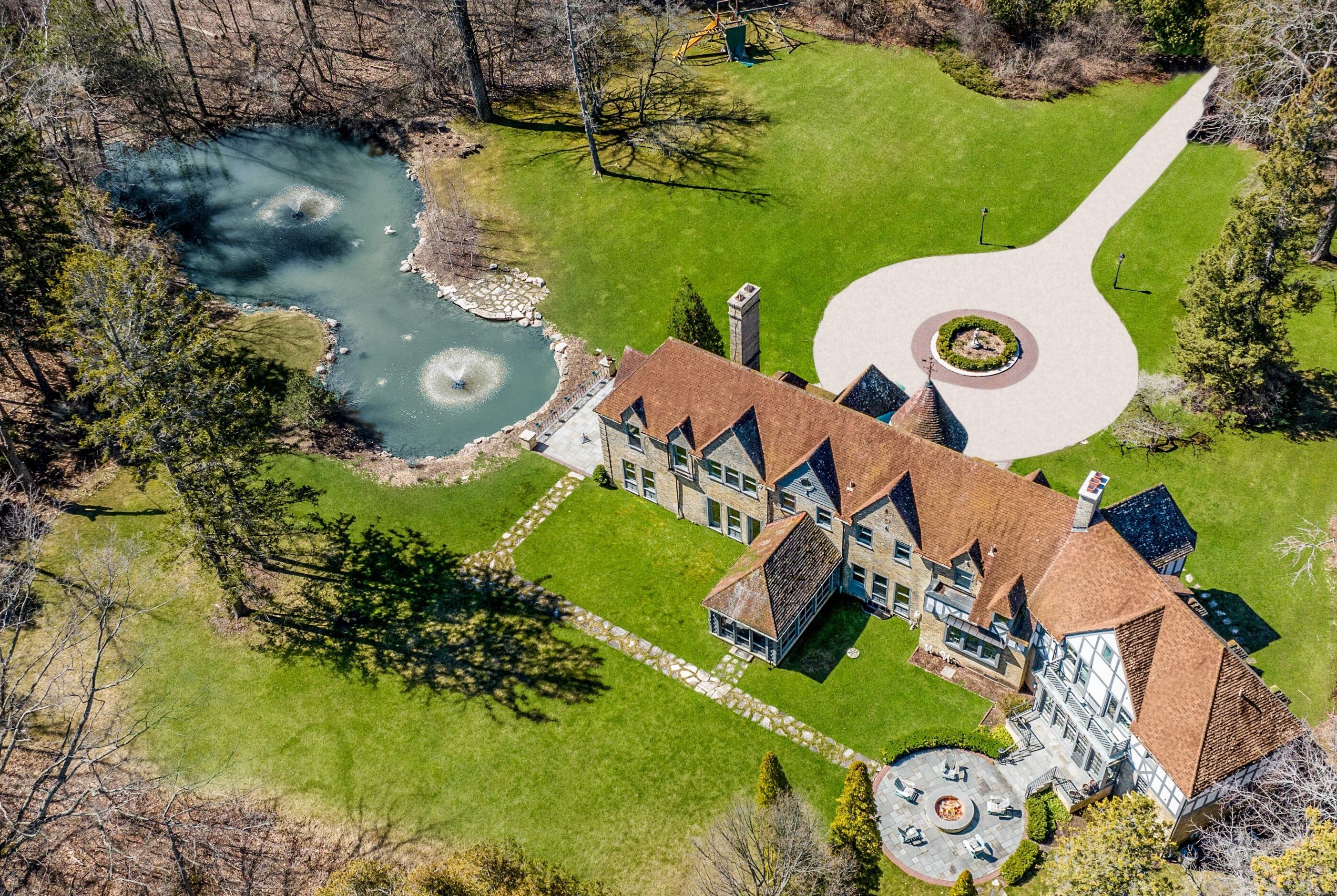 9400 Lk Dr, Milwaukee WI 53202-1251 exterior