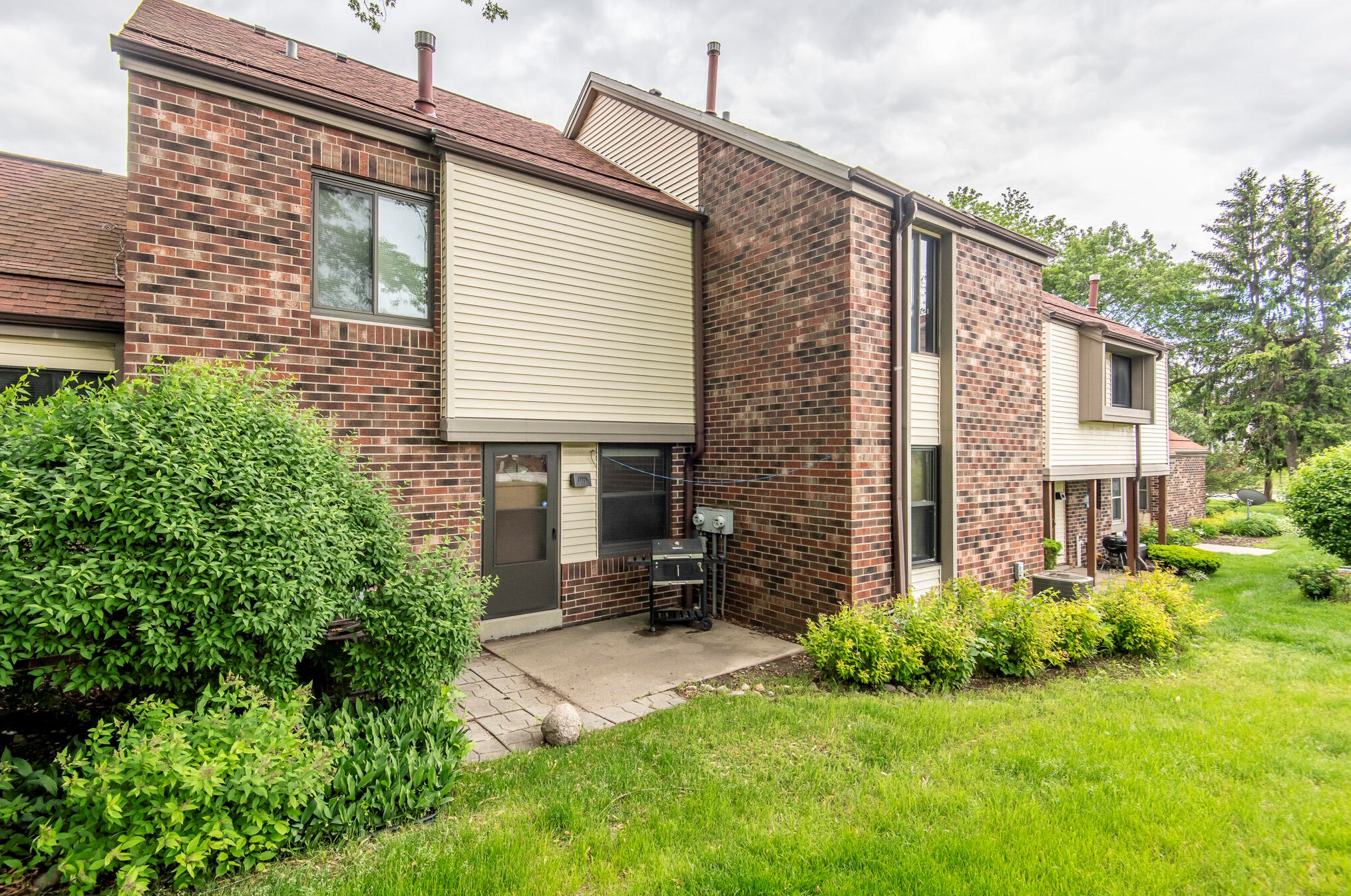 8027 94, Milwaukee WI 53214-2754 exterior