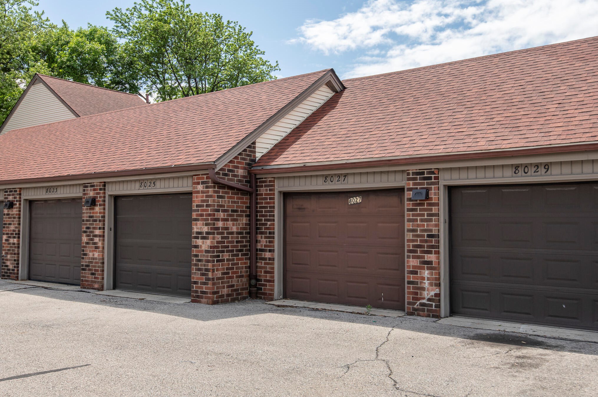 8027 94, Milwaukee WI 53214-2754 exterior