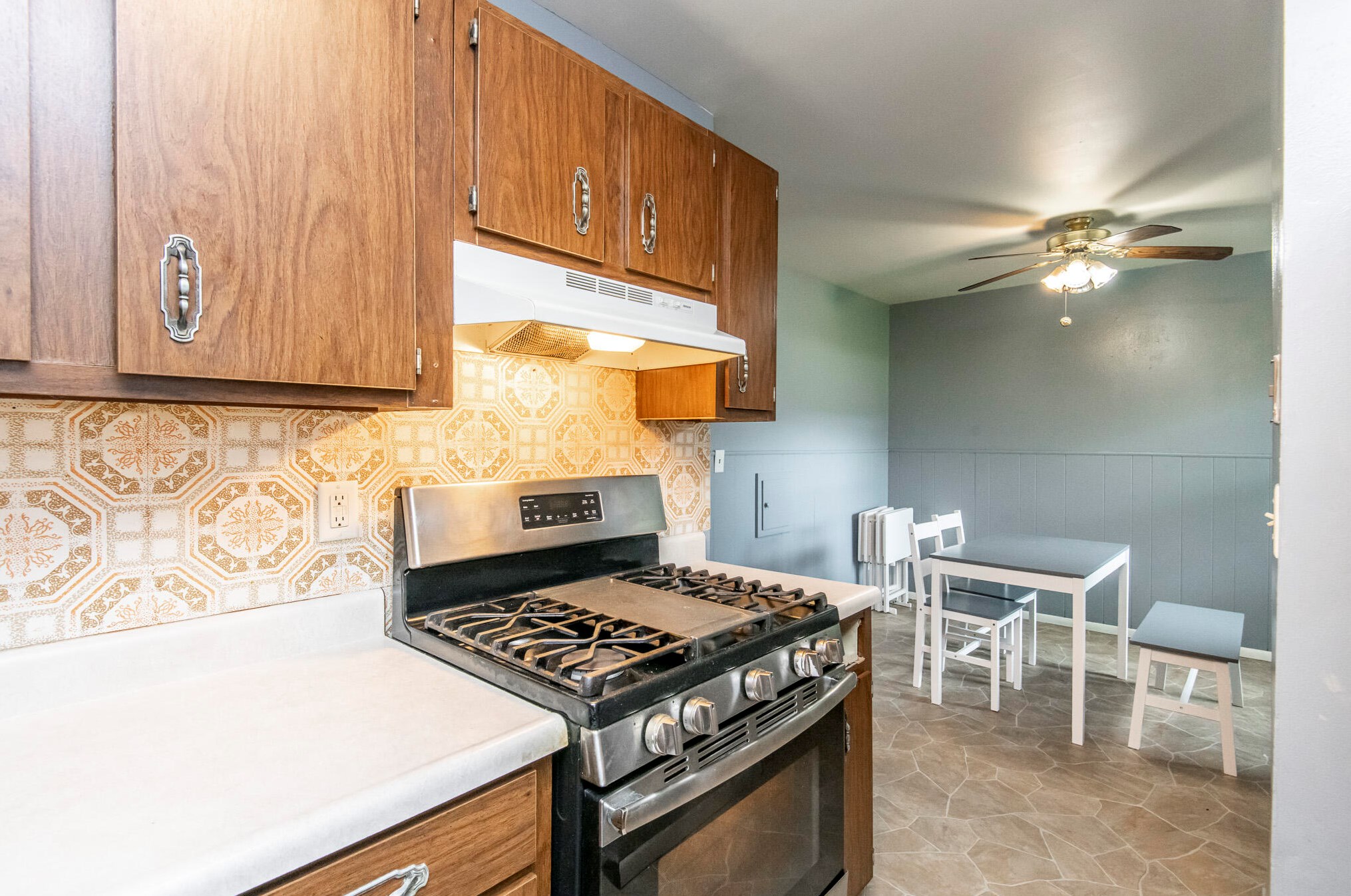 8027 94, Milwaukee WI 53214-2754 exterior