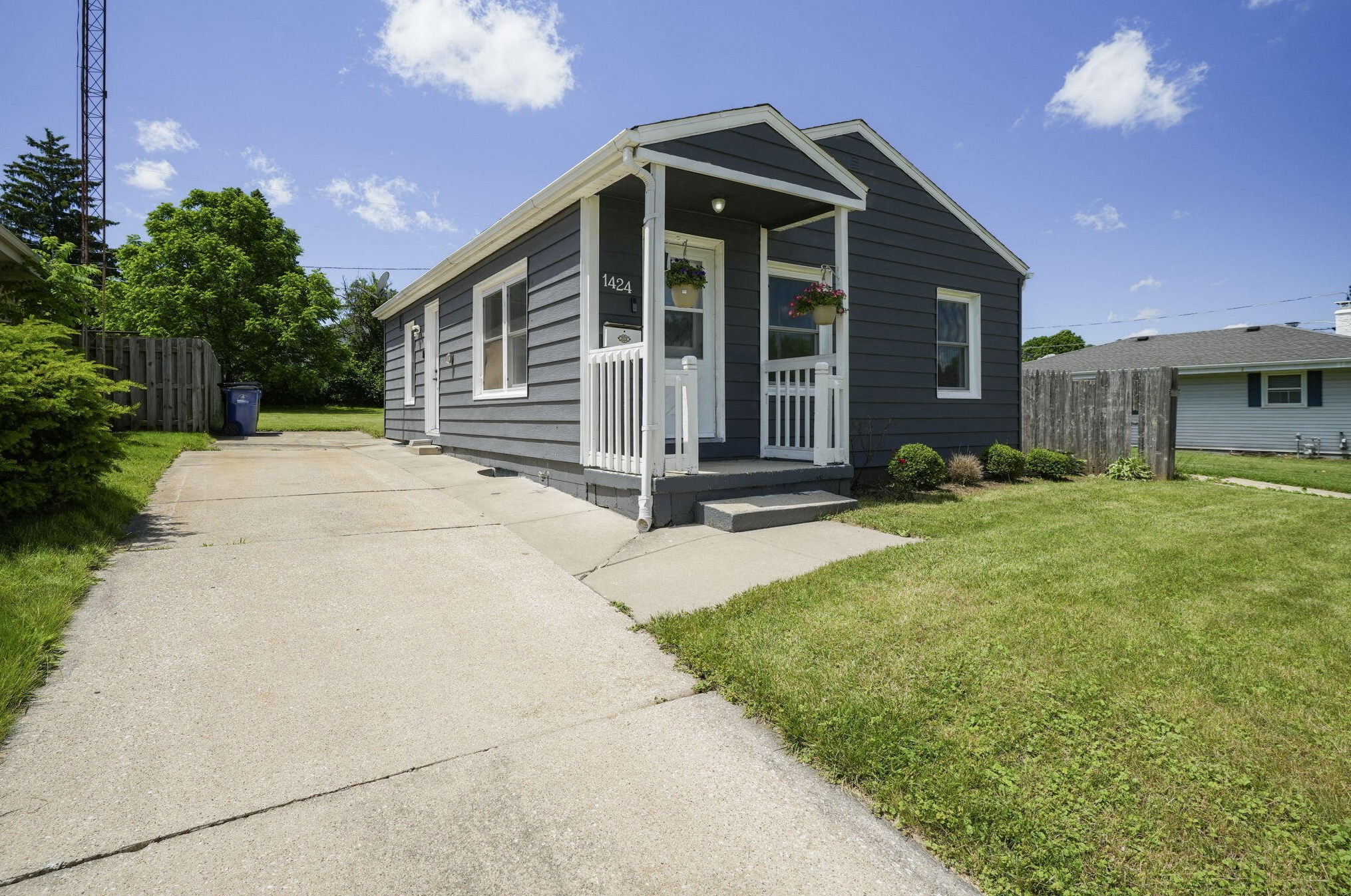 1424 Oregon St, Racine WI  53405-3152 exterior