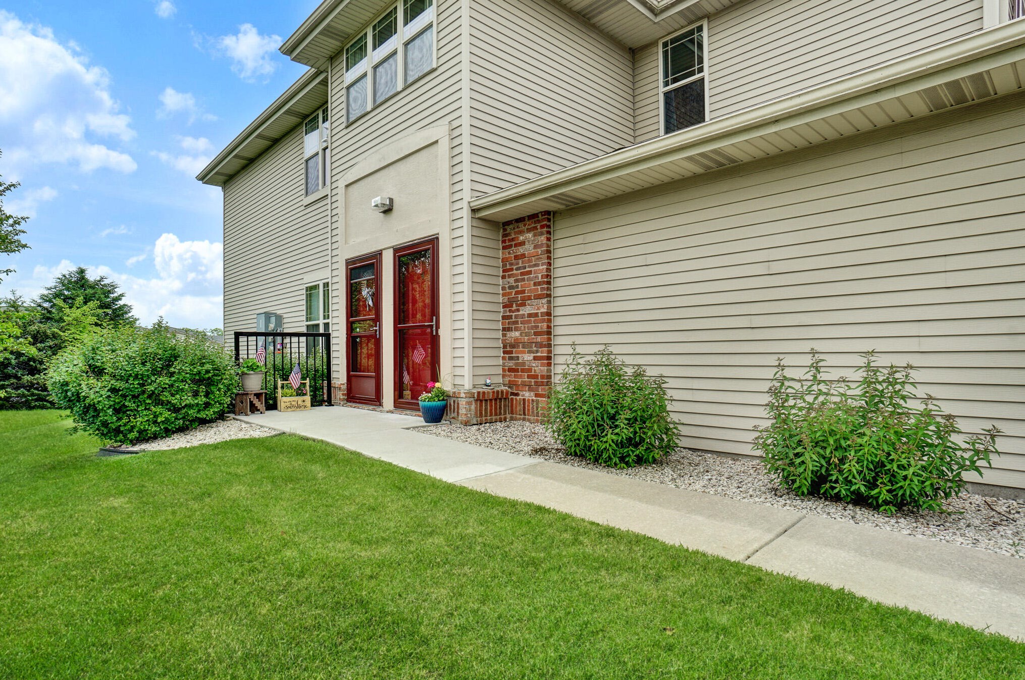 1027 Woodview Ct, Slinger WI  53086-9455 exterior