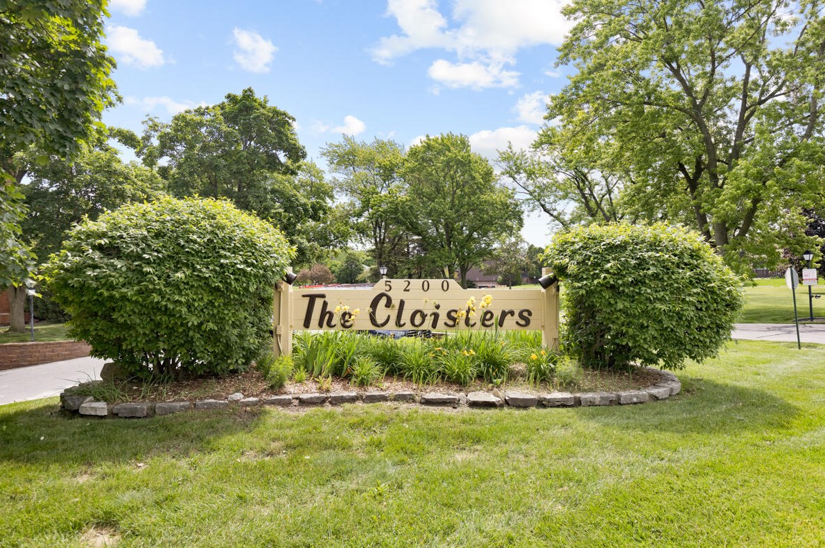 5200 Tuckaway Blvd, Milwaukee WI 53221-3160 exterior