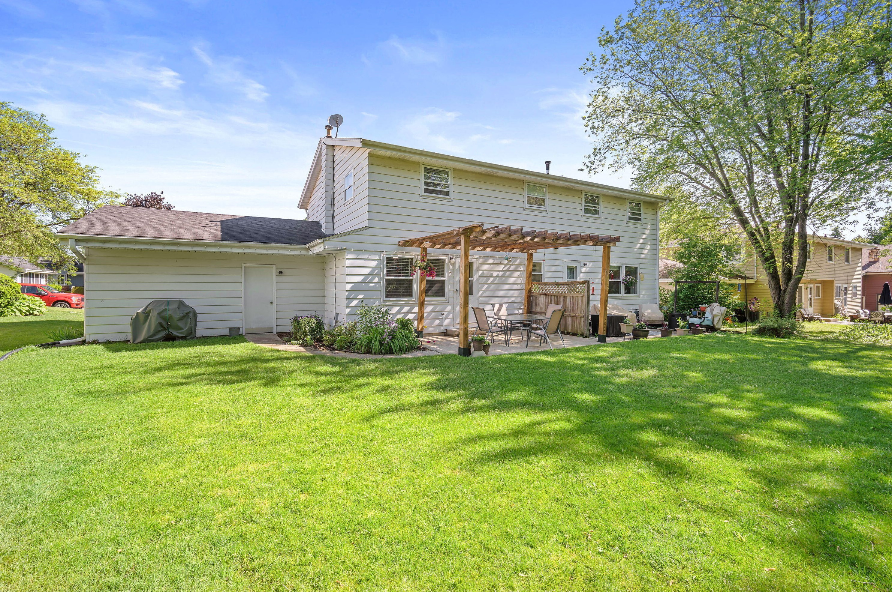 7421 Highview Dr, Greendale WI  53129-2710 exterior