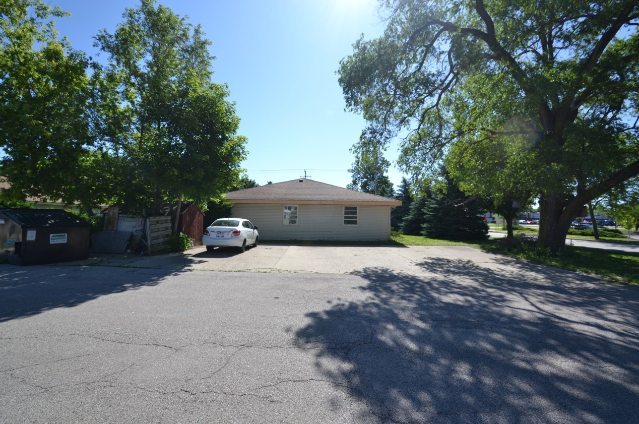 447 Merton Ave, Chenequa WI 53029-1236 exterior