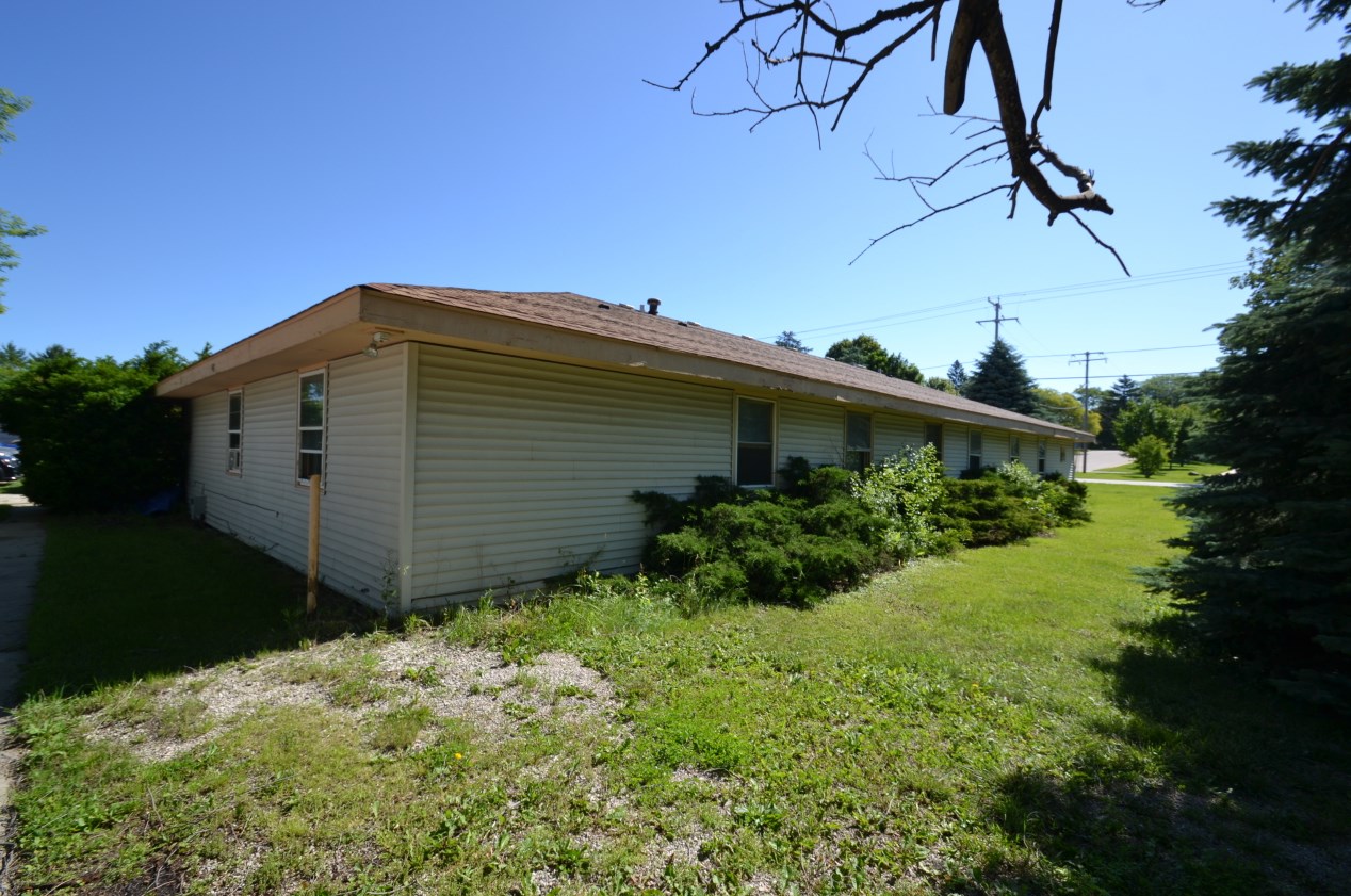 447 Merton Ave, Chenequa WI 53029-1236 exterior