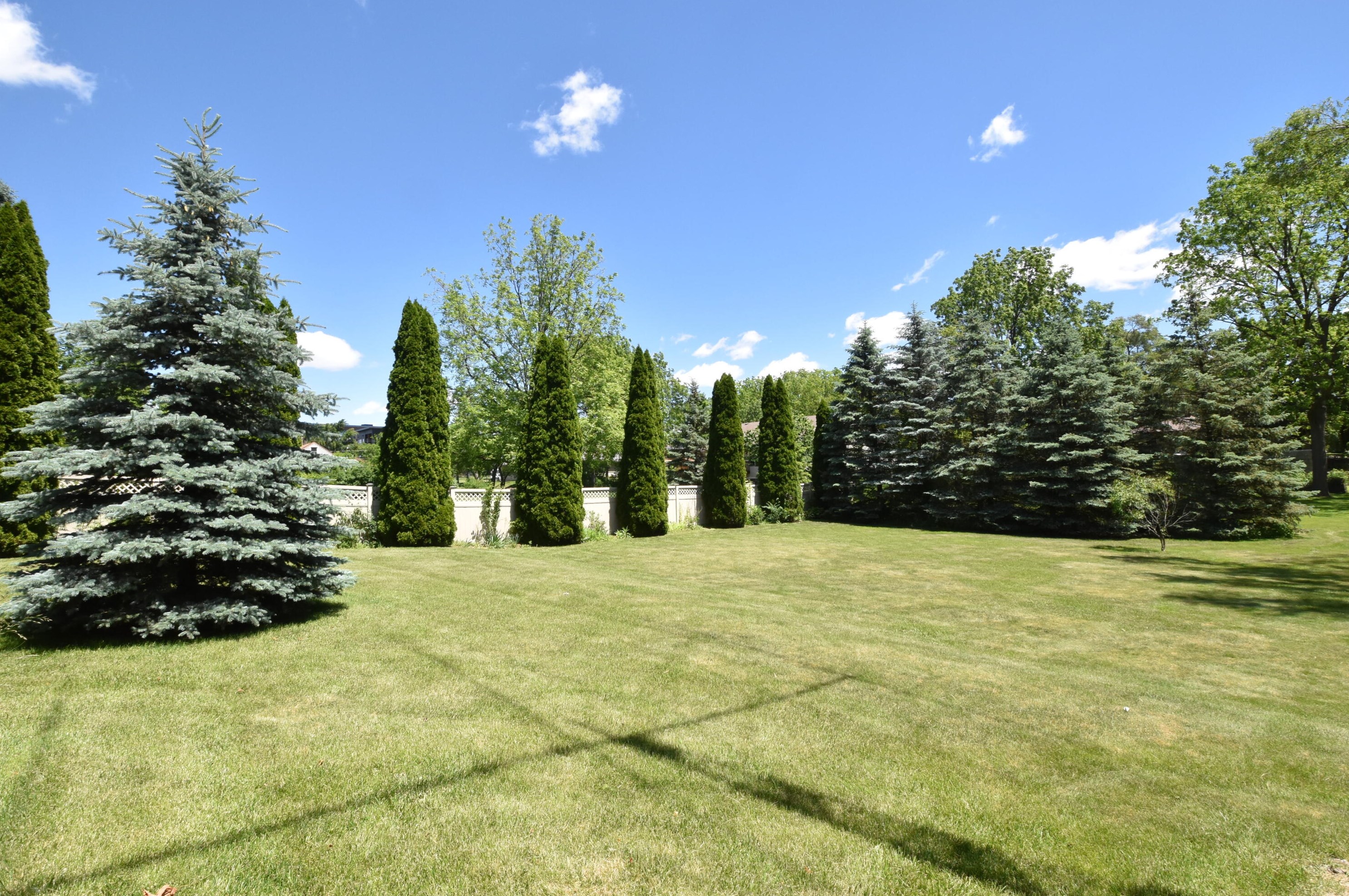 4760 Woodlawn Pl, Milwaukee WI 53228-3432 exterior