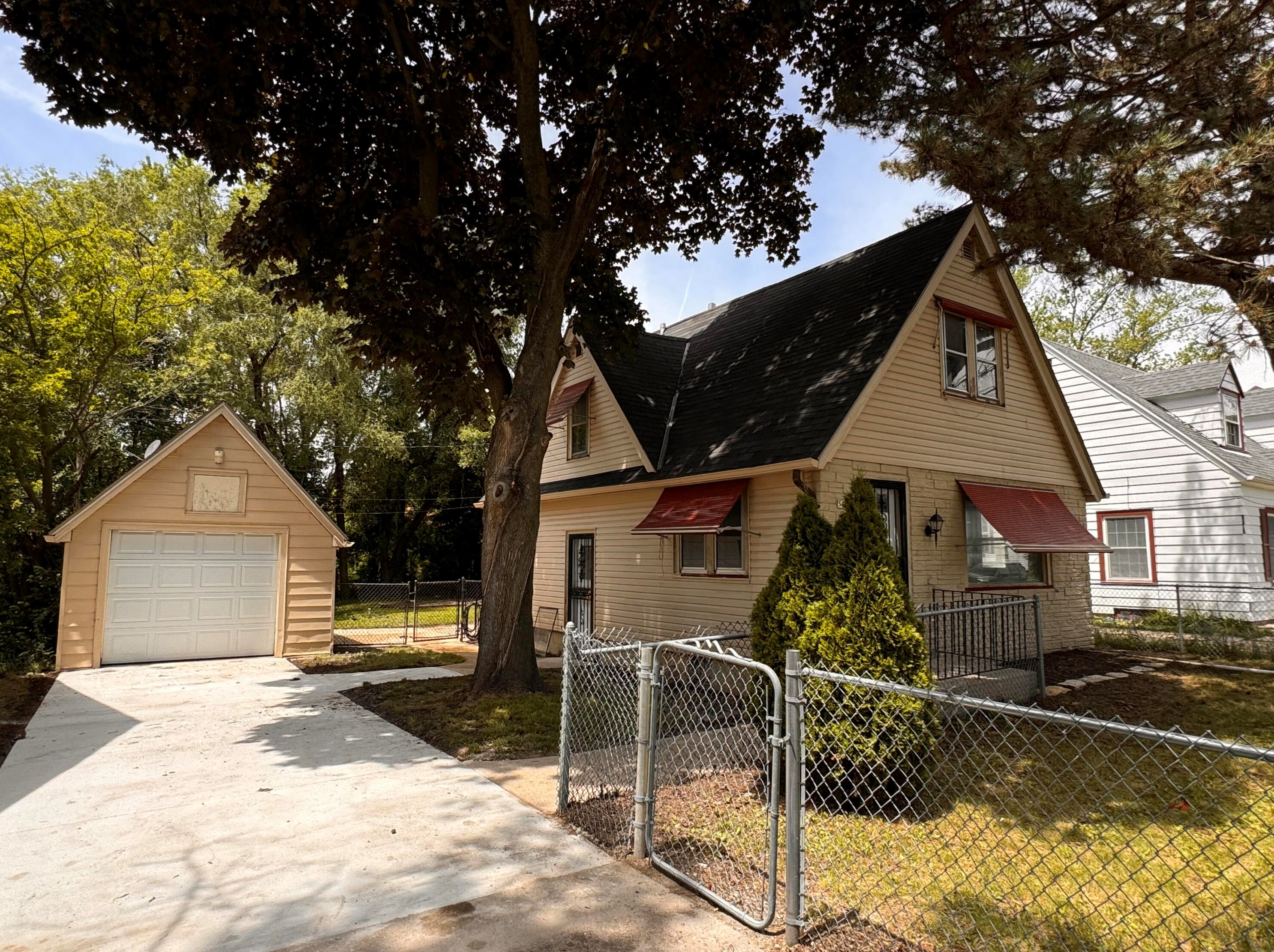 5873 40, Milwaukee WI 53221-3911 exterior