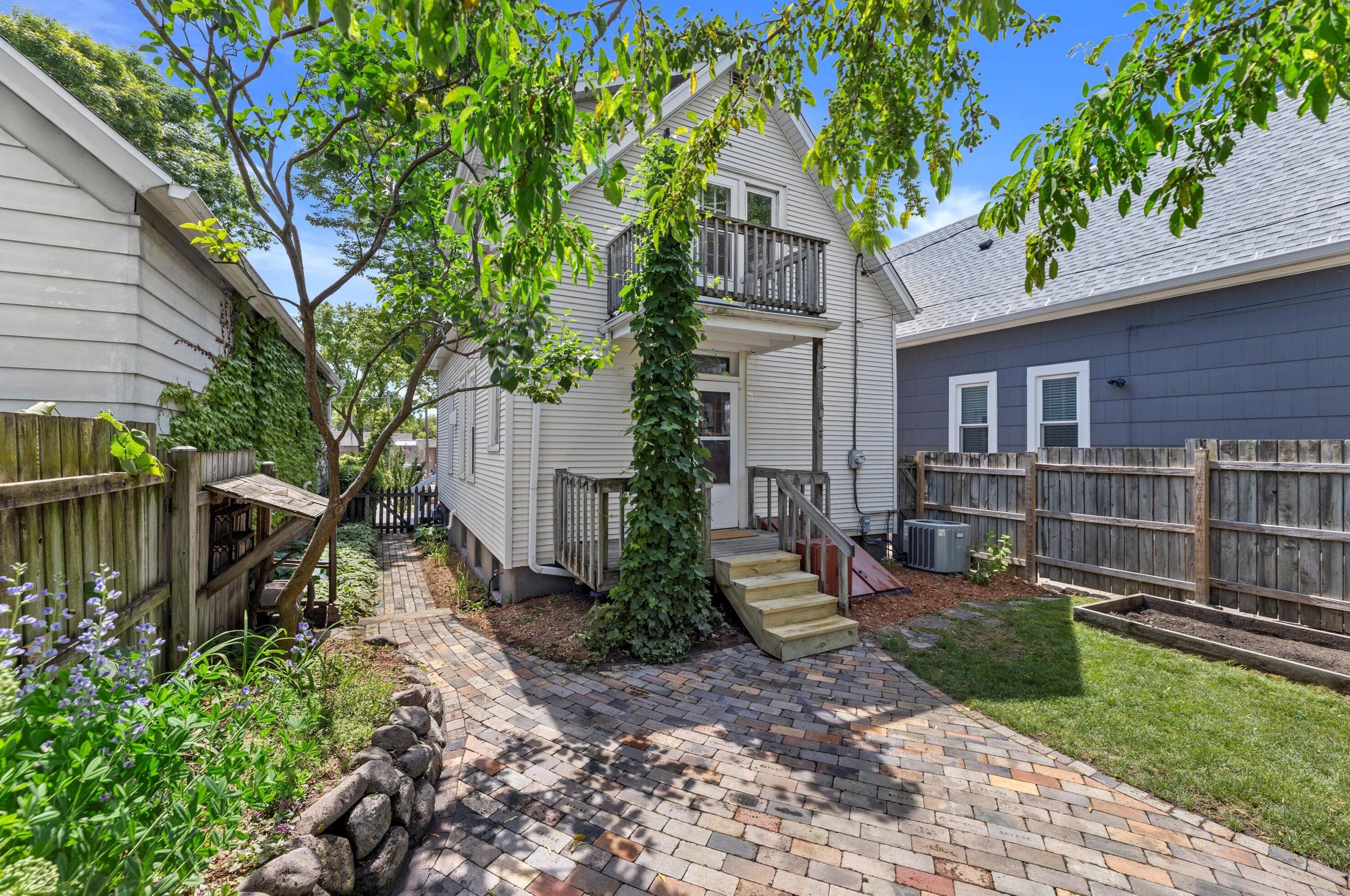 2212 Austin St, Milwaukee WI 53207-1513 exterior