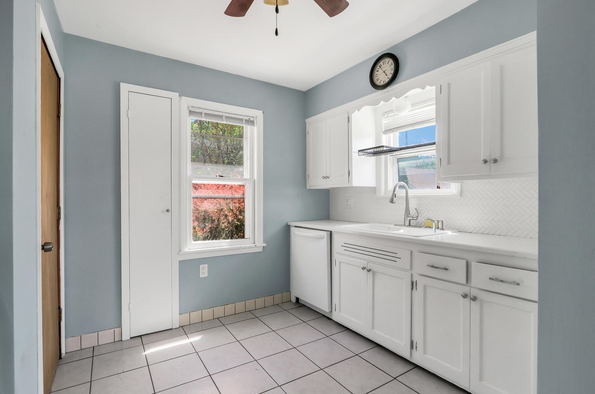 3335 Taylor Ave, Milwaukee WI 53207-2728 exterior