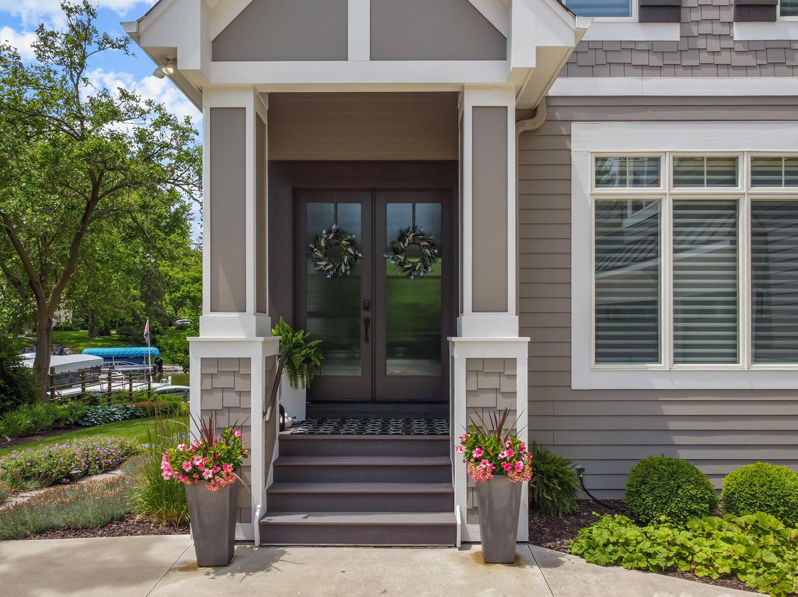 2307 Nagawicka Rd, Chenequa WI 53029-8805 exterior