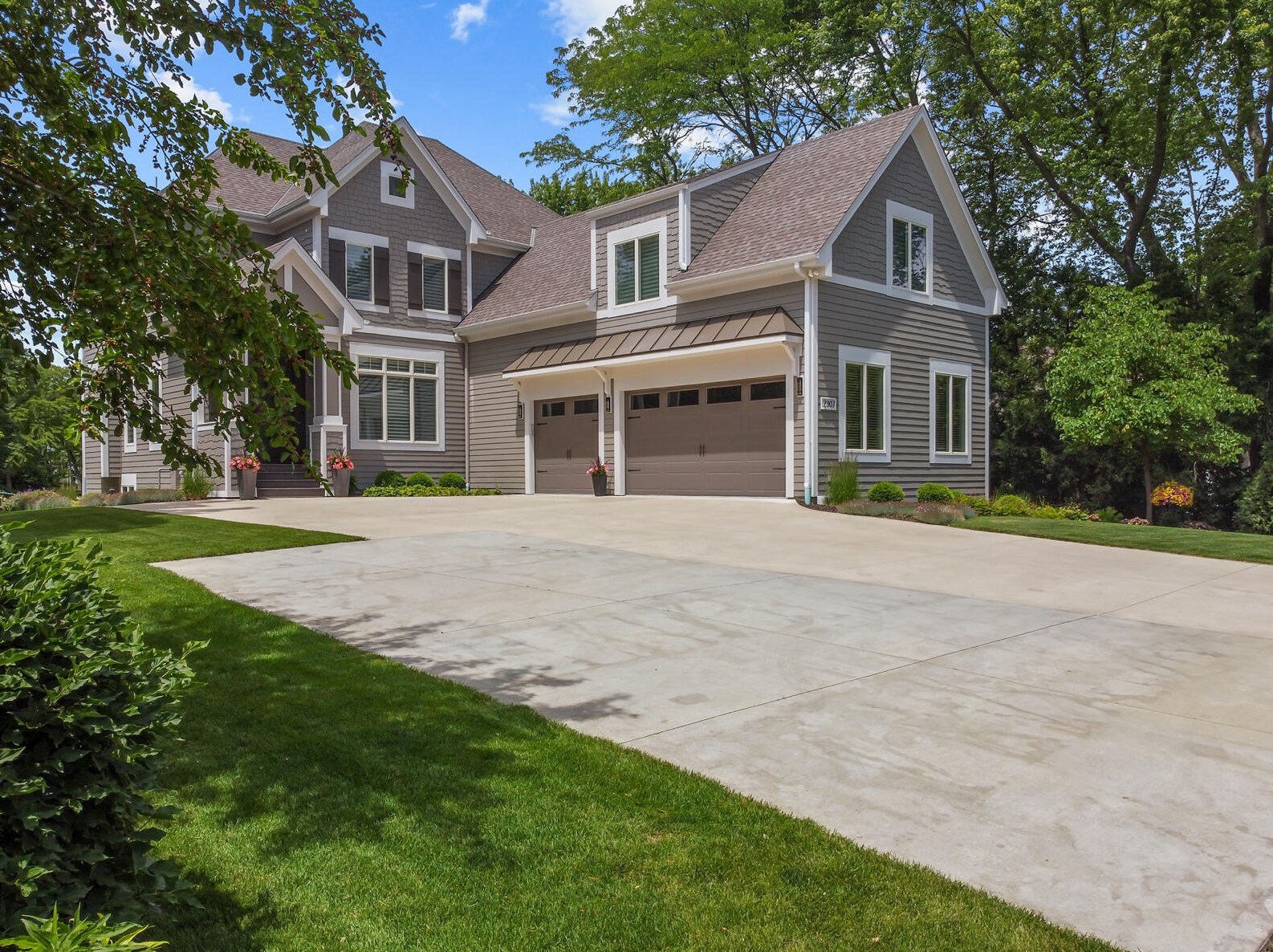 2307 Nagawicka Rd, Chenequa WI 53029-8805 exterior