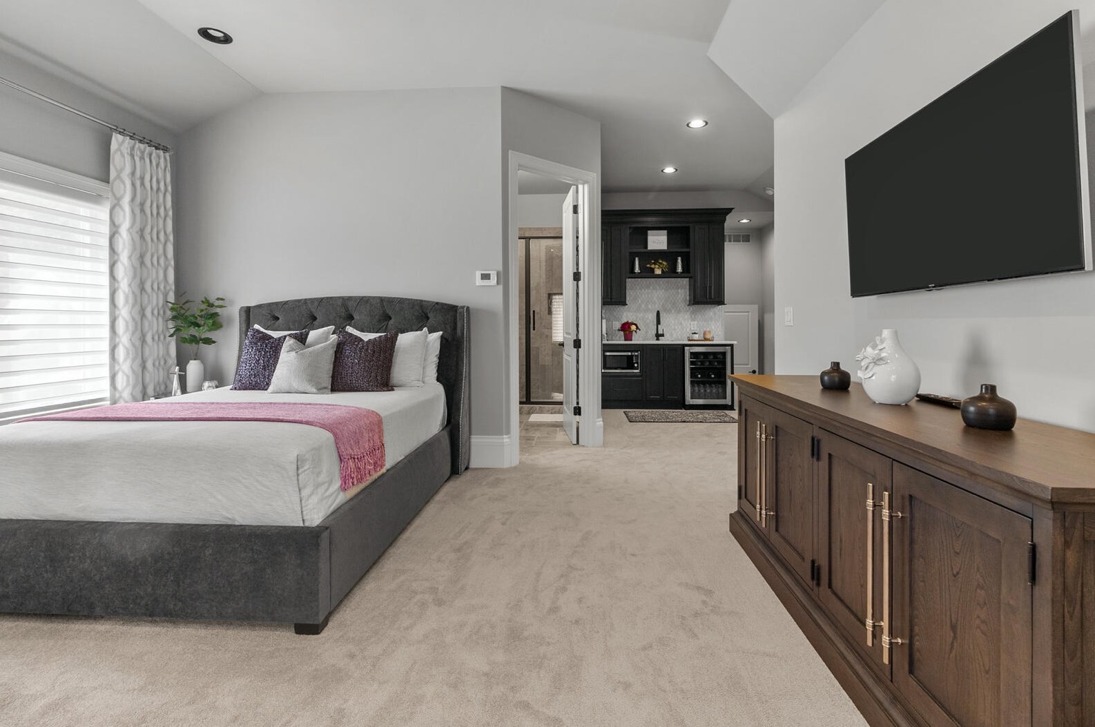 2307 Nagawicka Rd, Chenequa WI 53029-8805 exterior