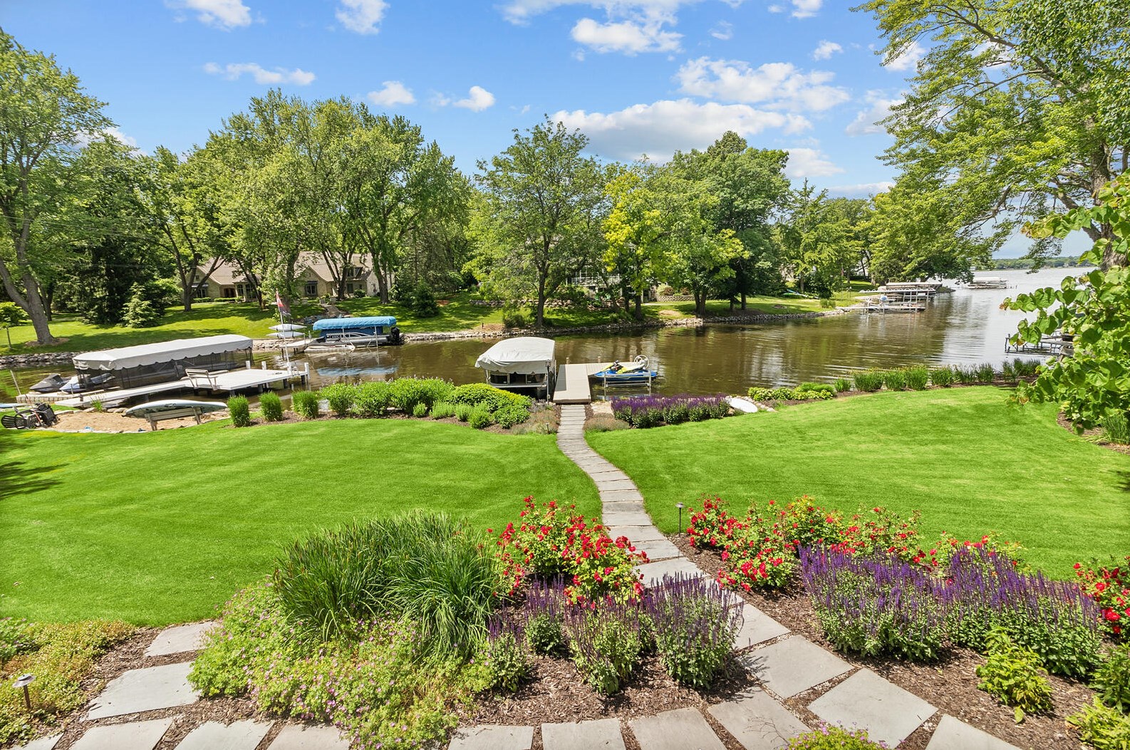 2307 Nagawicka Rd, Chenequa WI 53029-8805 exterior