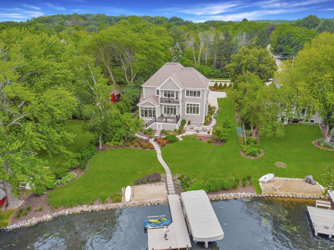 2307 Nagawicka Rd, Chenequa WI 53029-8805 exterior