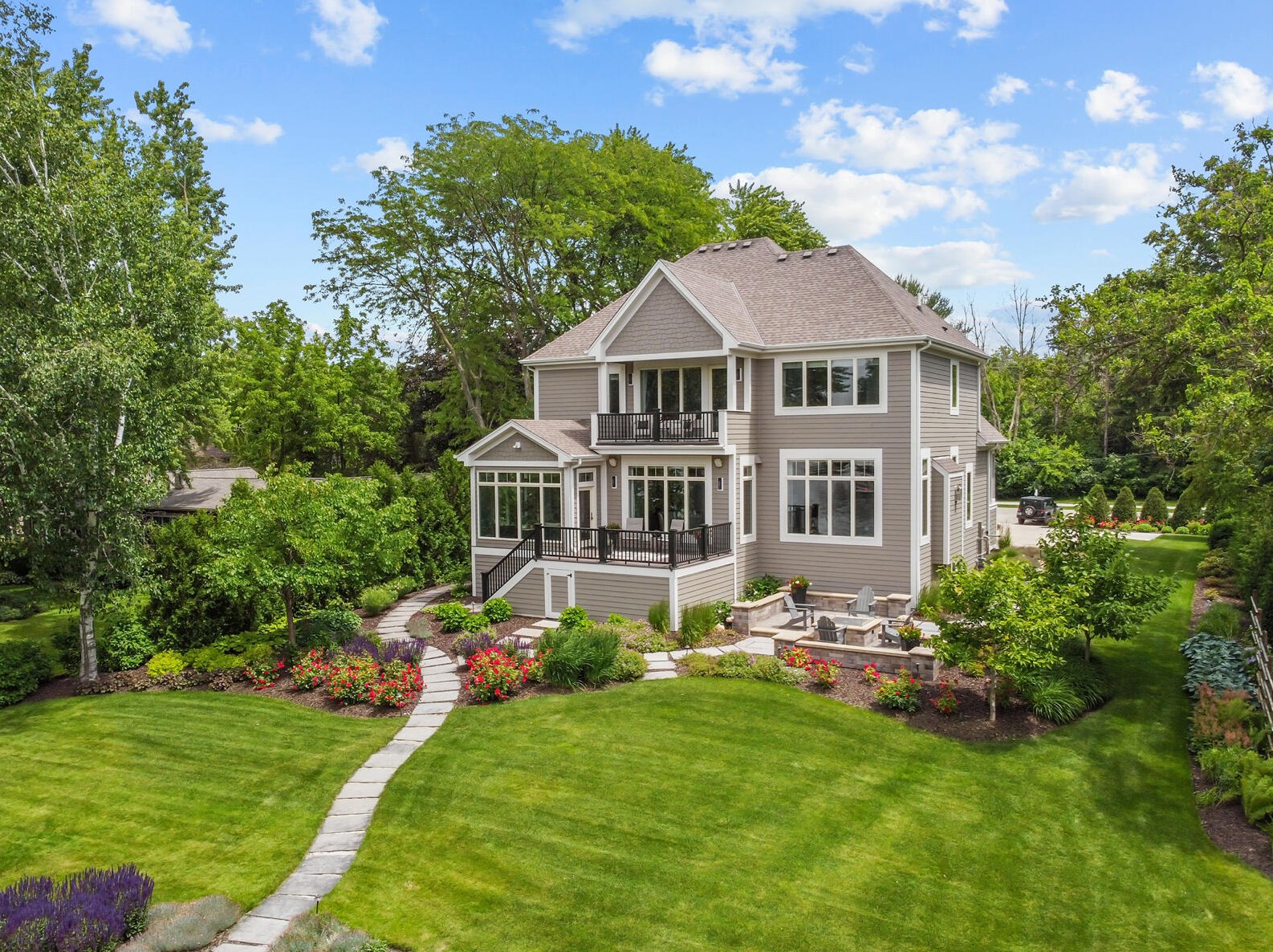 2307 Nagawicka Rd, Chenequa WI 53029-8805 exterior