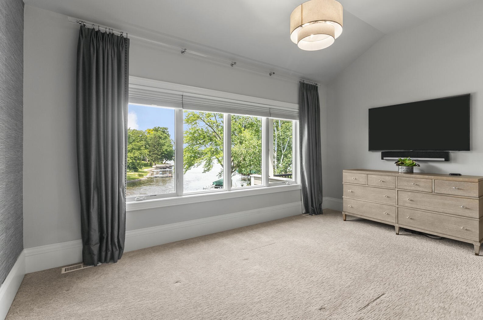 2307 Nagawicka Rd, Chenequa WI 53029-8805 exterior