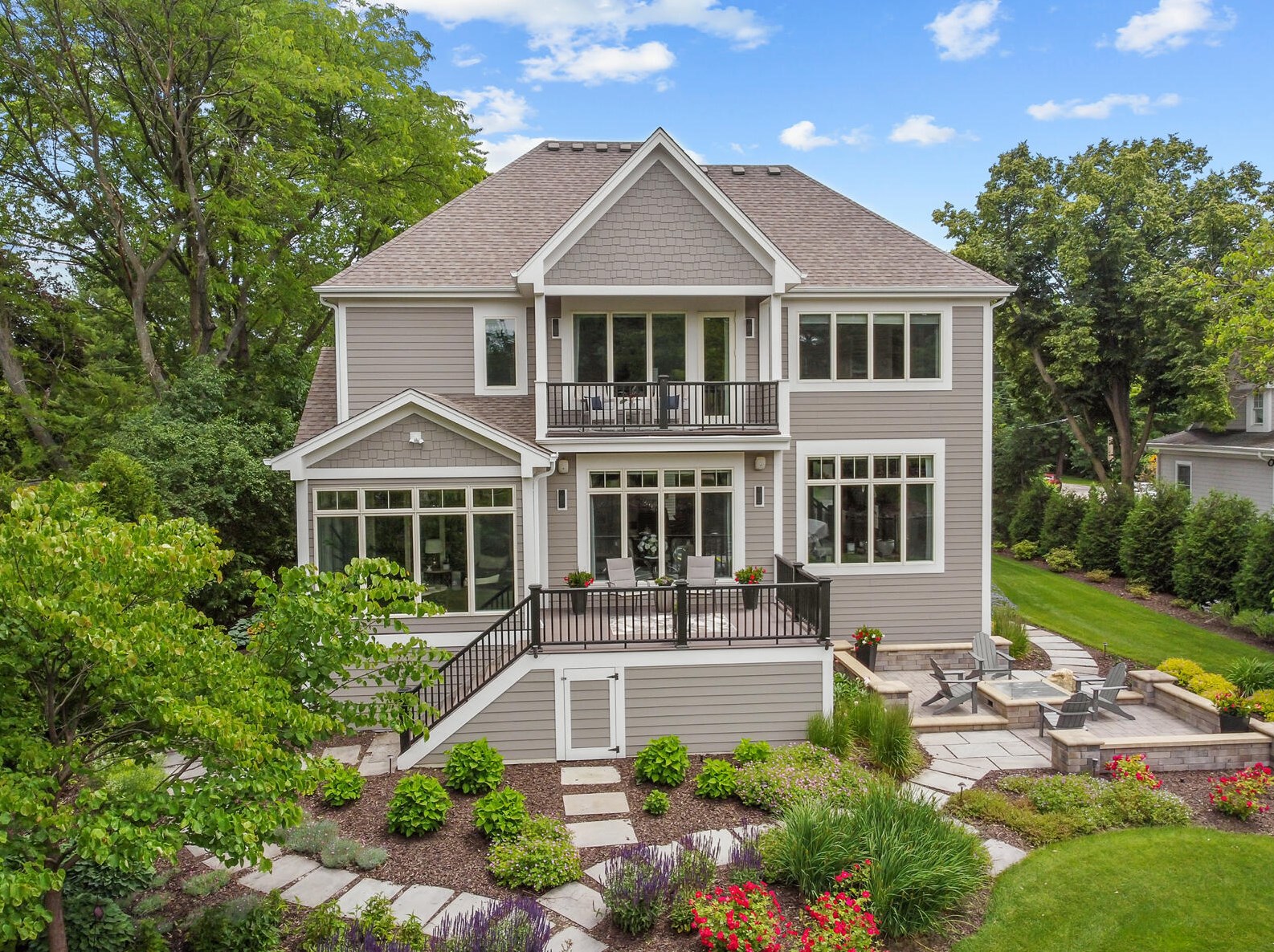 2307 Nagawicka Rd, Chenequa WI 53029-8805 exterior