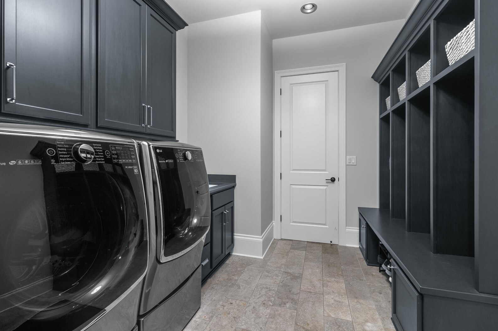 2307 Nagawicka Rd, Chenequa WI 53029-8805 exterior