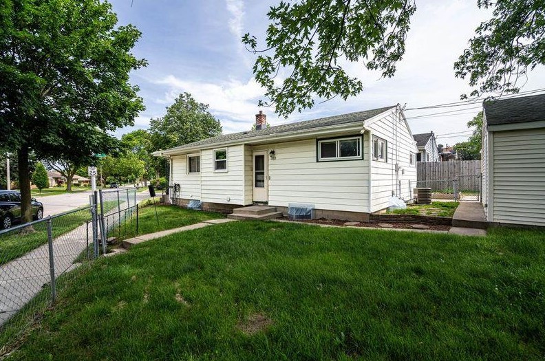 3867 99, Milwaukee WI 53222-2423 exterior