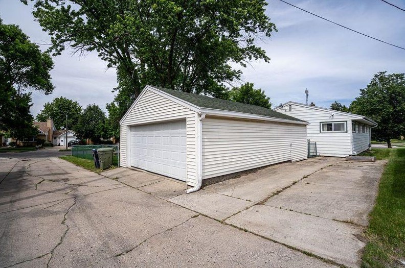 3867 99, Milwaukee WI 53222-2423 exterior