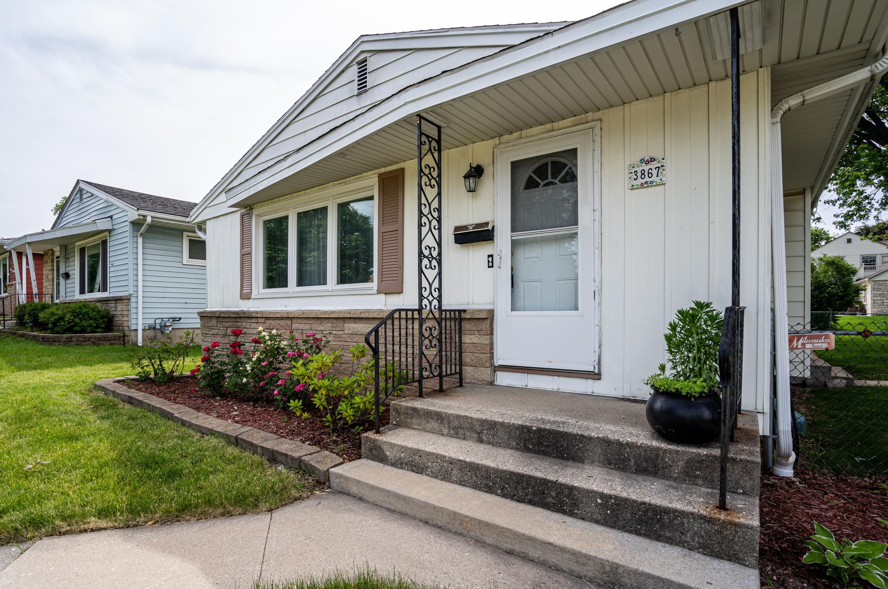 3867 99, Milwaukee WI 53222-2423 exterior