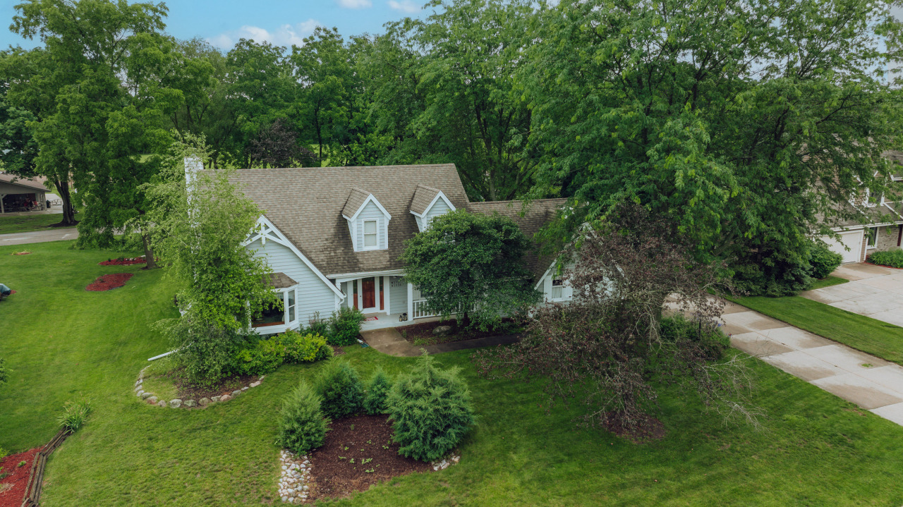 W275N2538 Heather Ln, Pewaukee, WI 53072 MLS 1879997 Coldwell Banker