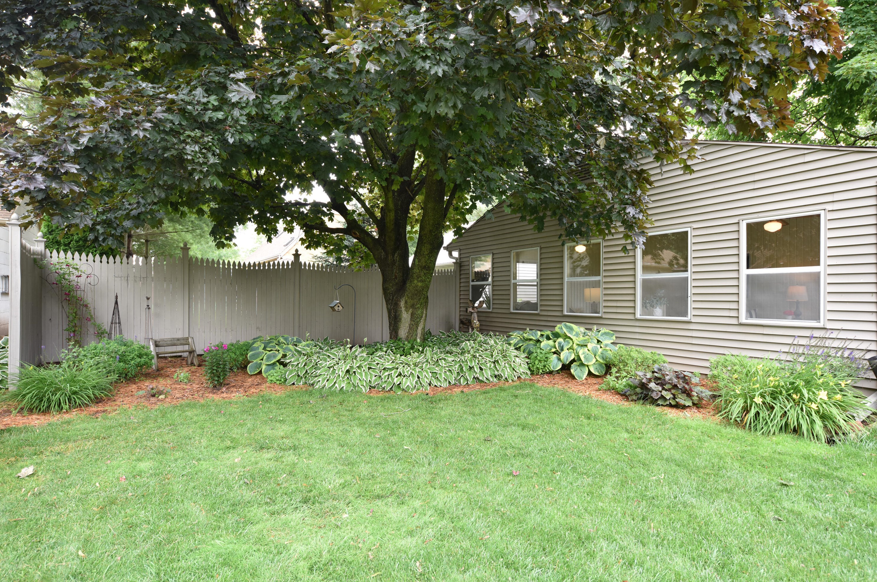 1645 12th Ave, Grafton WI  53024-2407 exterior