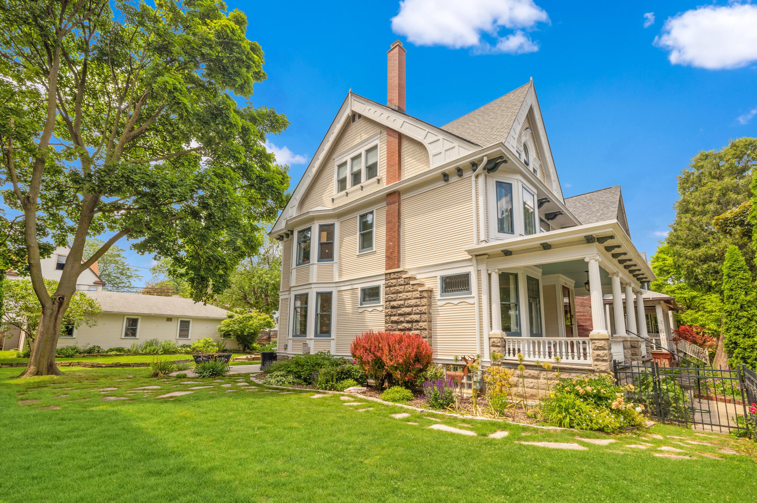 2621 Stowell Ave, Milwaukee WI  53211-4221 exterior