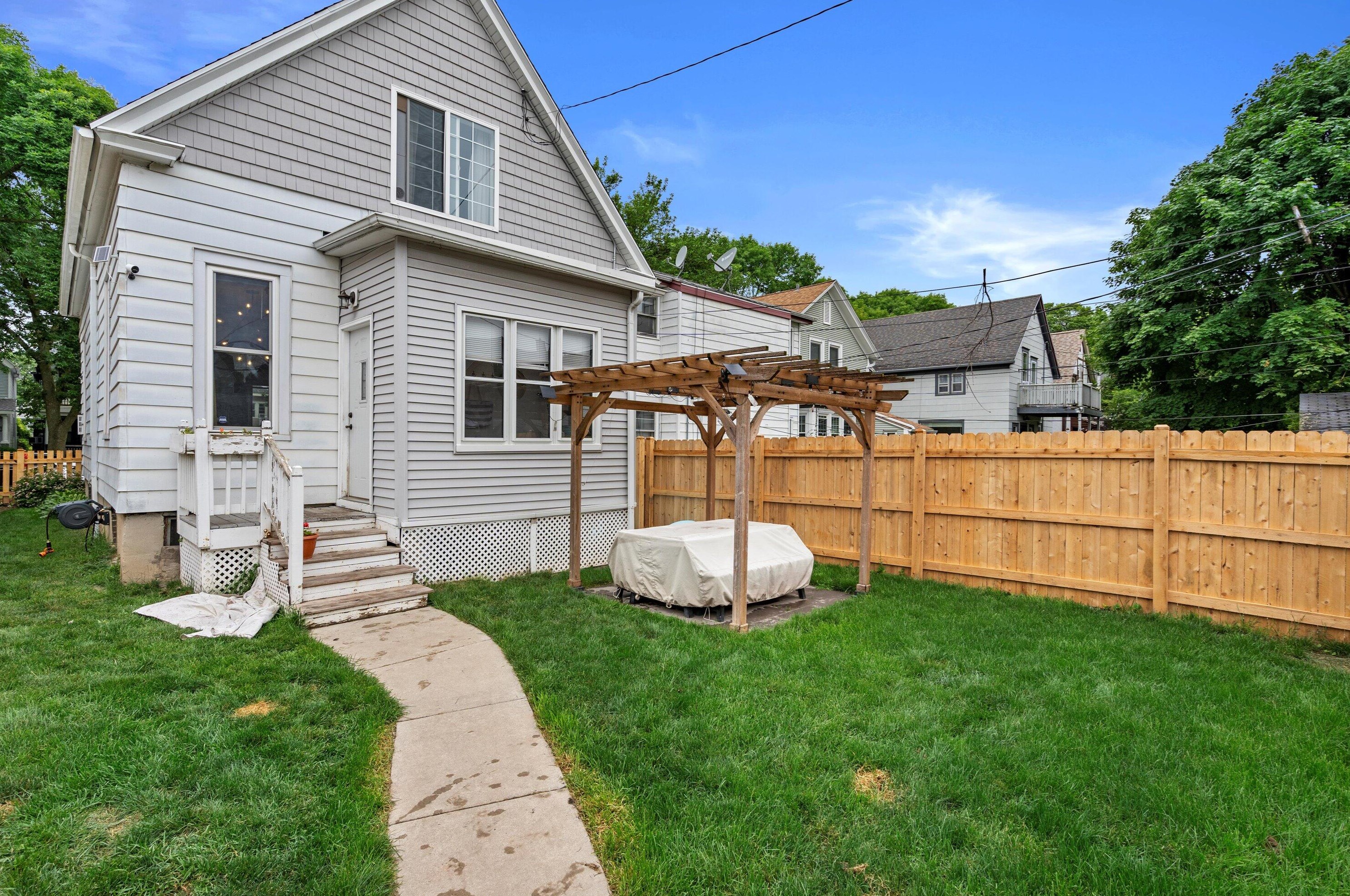 3320 Bartlett Ave, Milwaukee WI  53211-3024 exterior