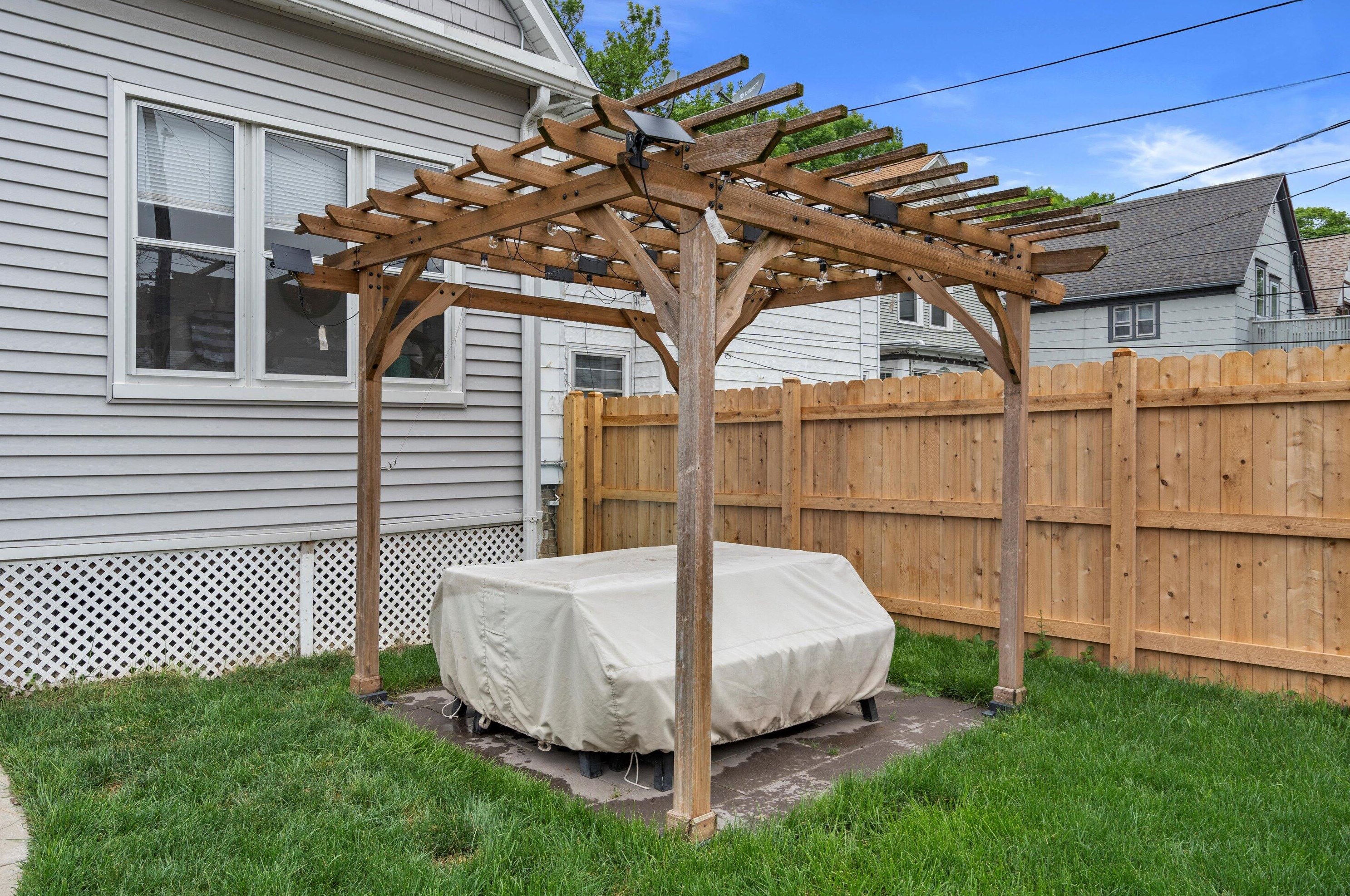 3320 Bartlett Ave, Milwaukee WI  53211-3024 exterior