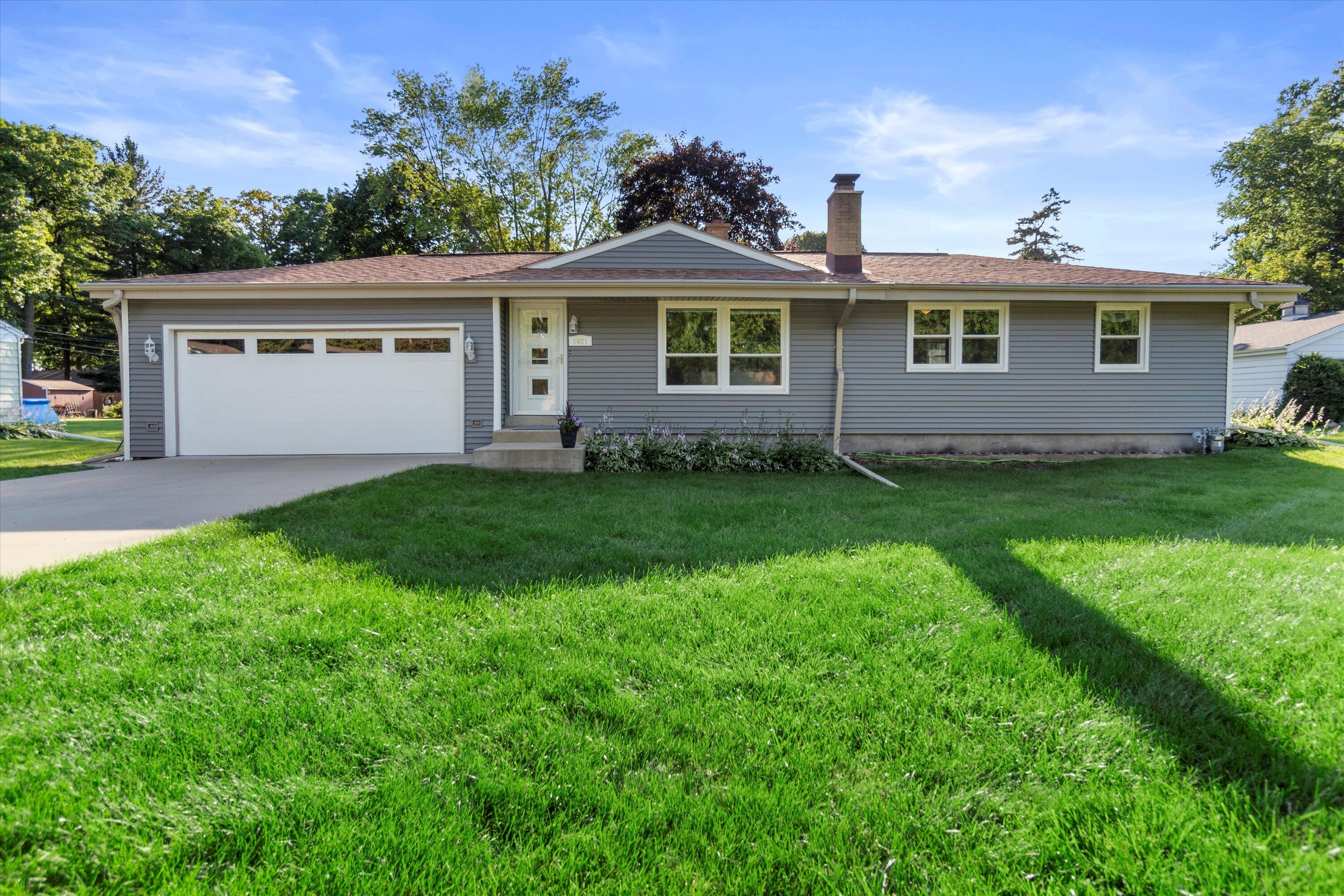 1621 S Woodside Dr, New Berlin, WI 53151 MLS 1880757 Coldwell Banker