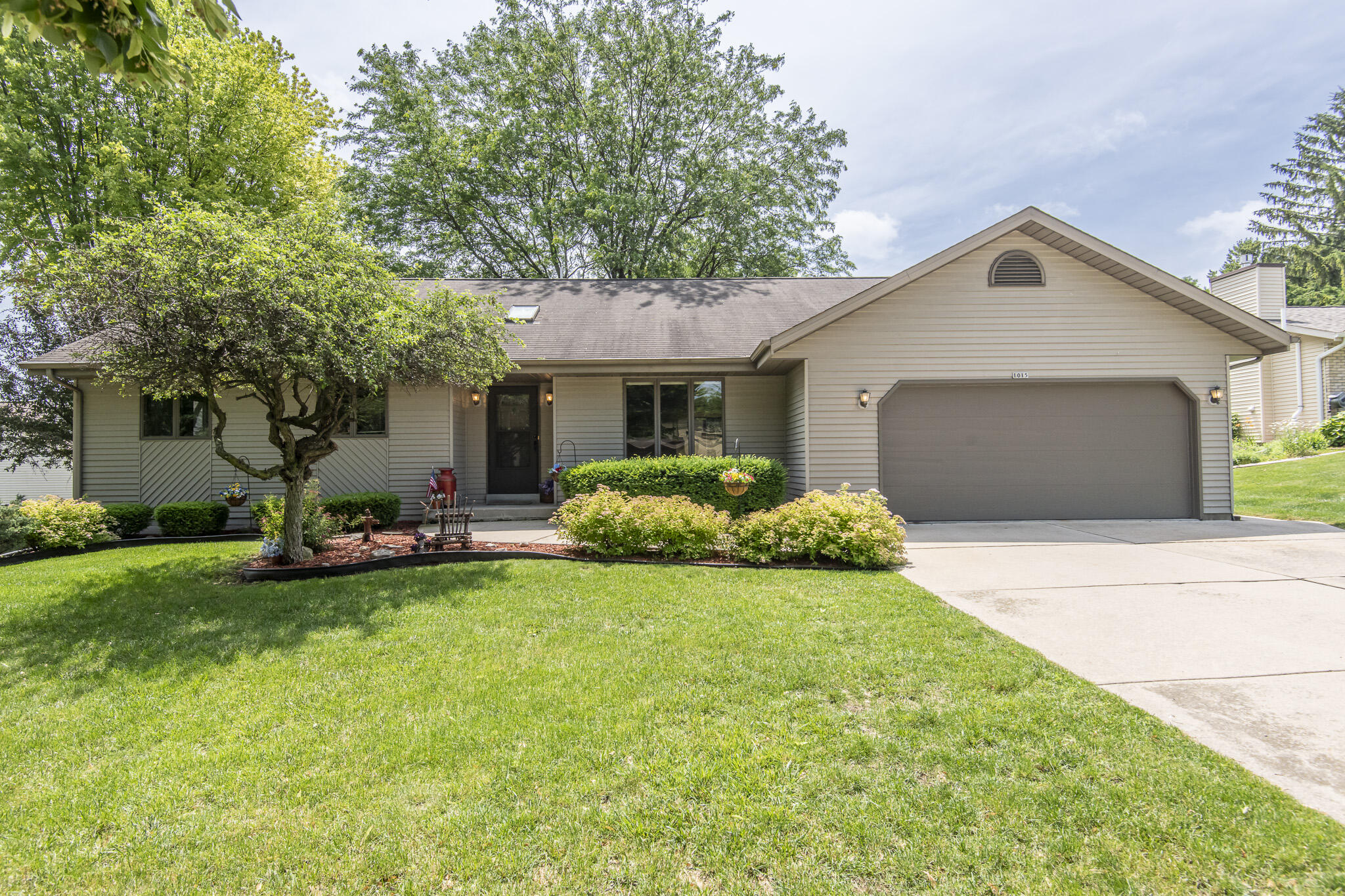 1015 Hawthorn Dr, West Bend, WI 53095 MLS 1880766 Coldwell Banker