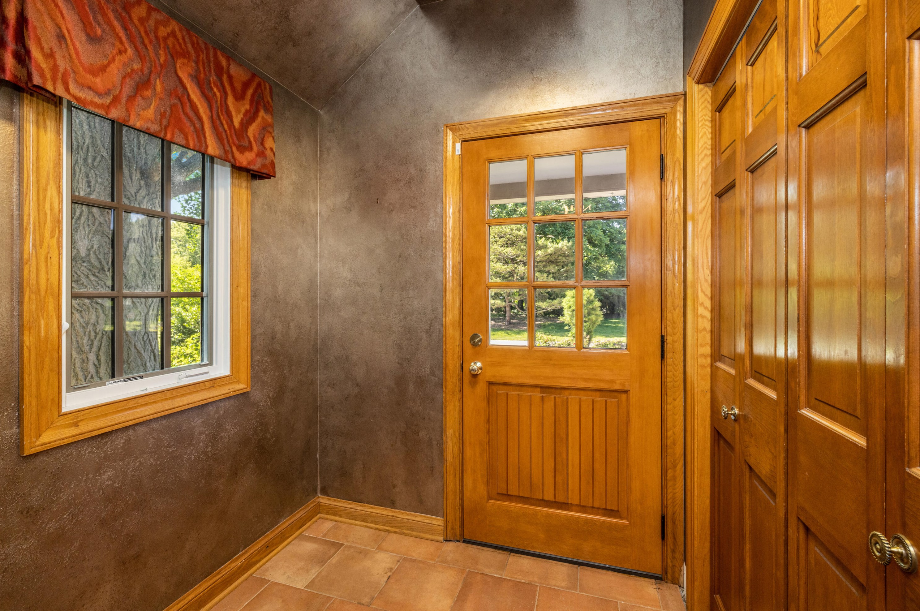 3320 Lake Dr, Milwaukee WI  53211-2907 exterior