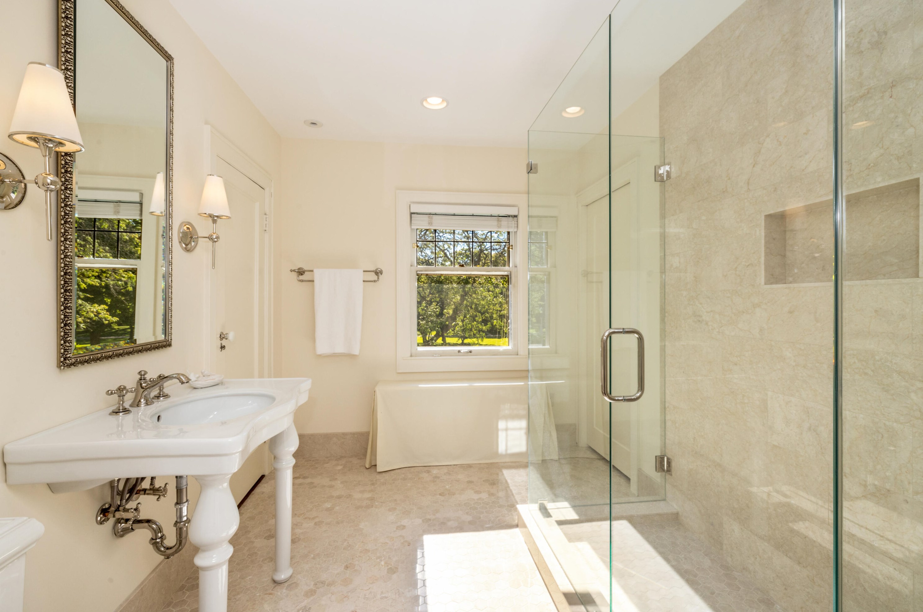 3027 Lake Dr, Milwaukee WI  53211-3403 exterior