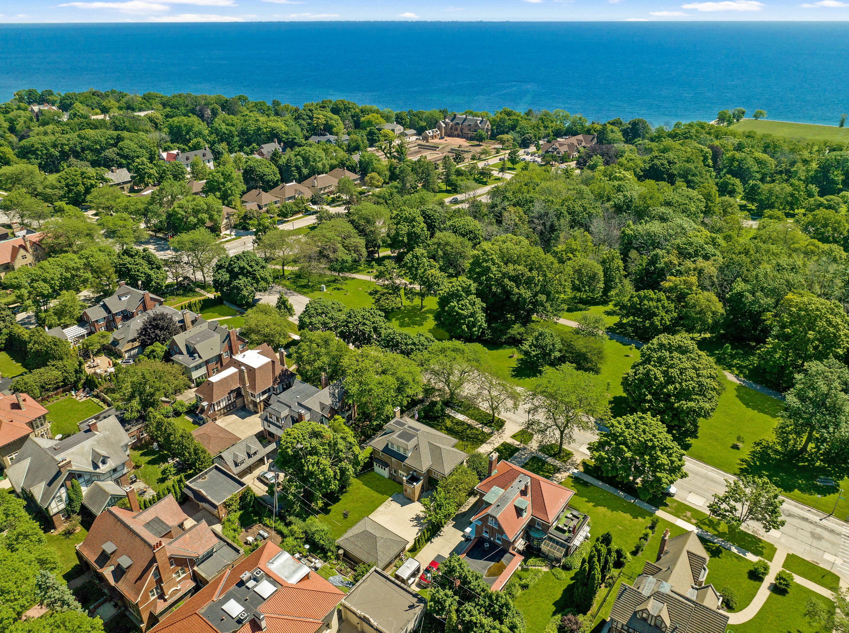 3027 Lake Dr, Milwaukee WI  53211-3403 exterior