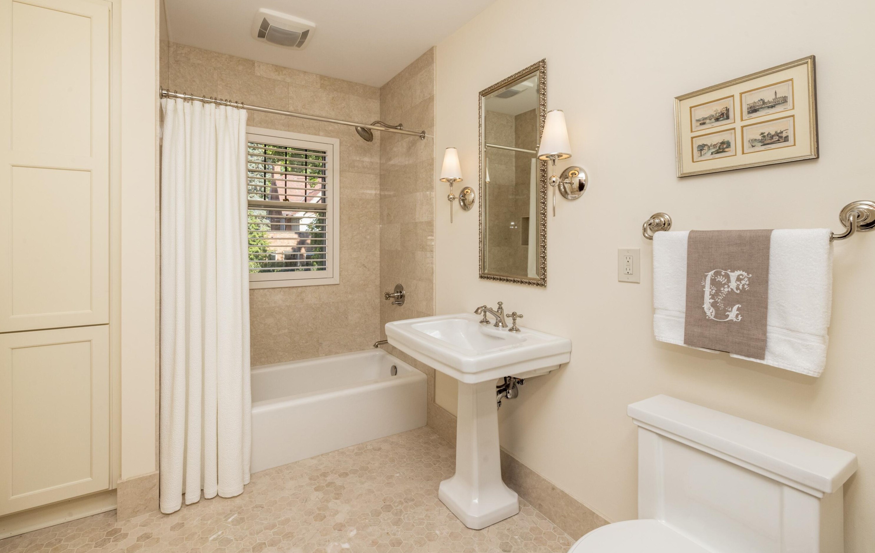 3027 Lake Dr, Milwaukee WI  53211-3403 exterior